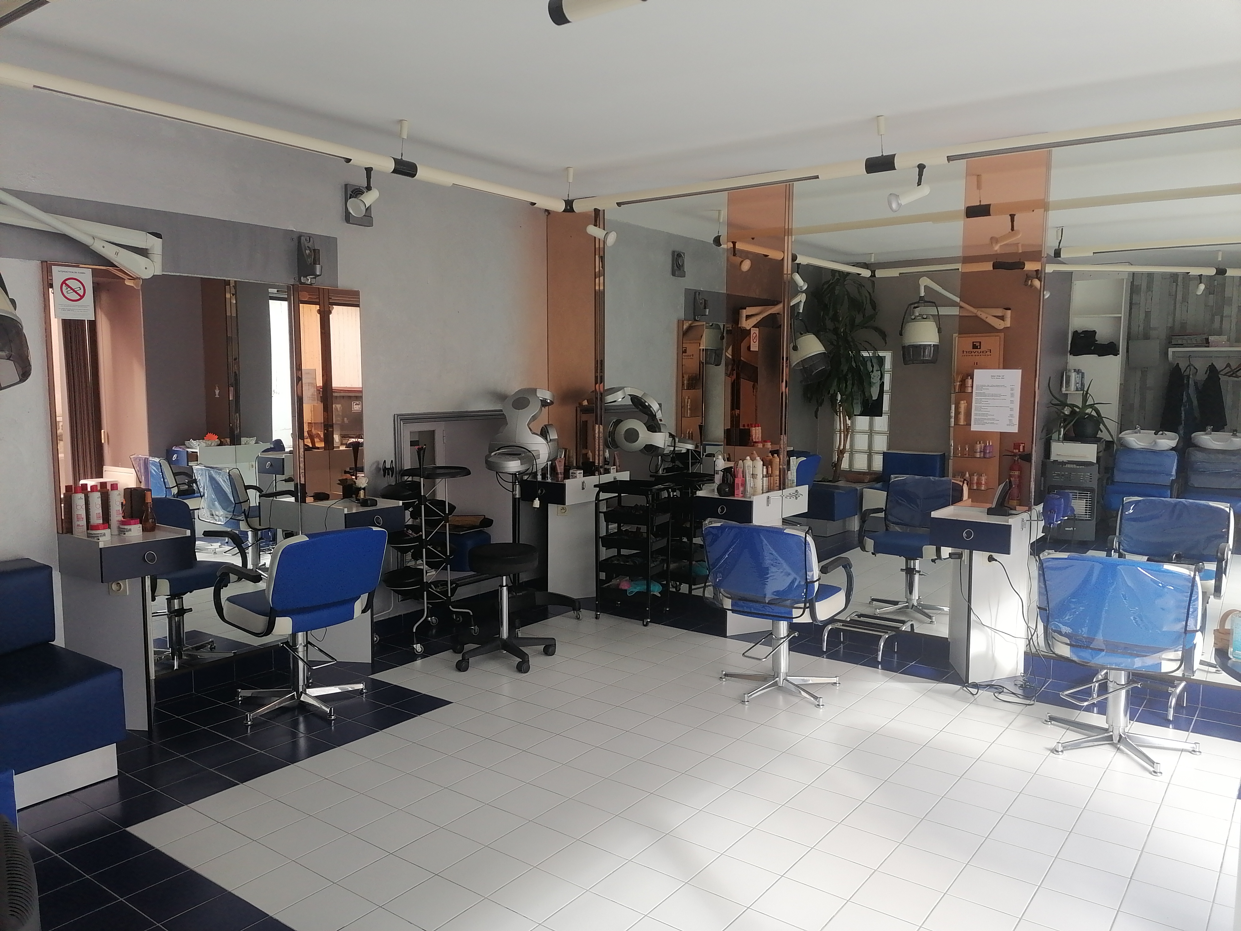Salon de coiffure situé à Nersac en Charente, dans une ville de 2400 habitants environs, prix 17000 euros, loyer 620 euros 99m2 en activité, entretien électrique fait tout au norme le fond de commerce est vendu avec tout le matériel idéal pour commencer.
