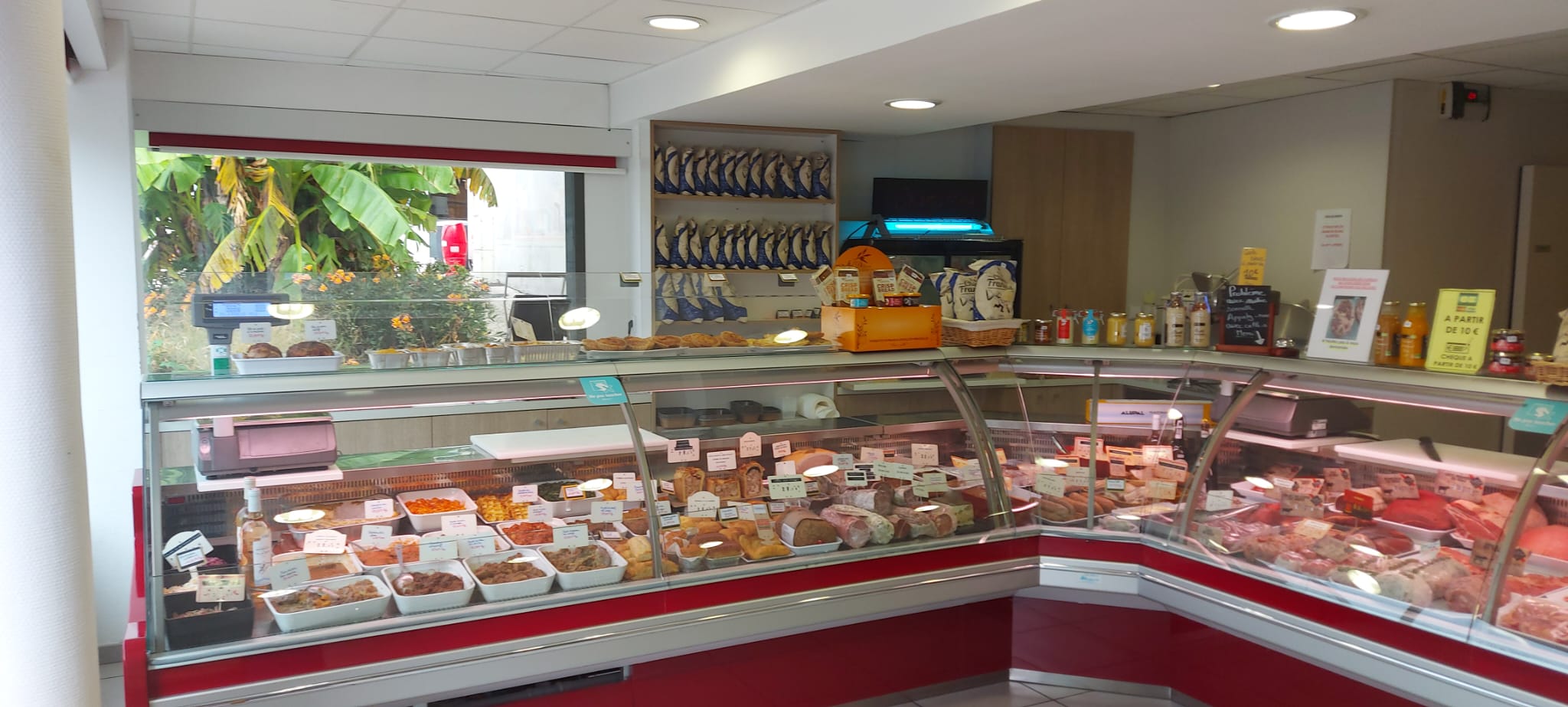 Au nord de Grenoble dans un village en pleine expansion, entouré d'autres commerces, avec parking devant le magasin, cause retraite, vend boucherie charcuterie traiteur avec une surface de 55.35 m2, laboratoire de 19.23 m2, laboratoire et réfrigération de 14.39 m2, bureau avec WC et réserve de 17.59 m2 soit un total de 106.56 m2.
Chiffre d'affaires en progression, clientèle fidèle, affaire en très bon état.
A développer : l'activité traiteur.
Entretien du matériel suivi. Loyer 1700 €
Prix de vente : 165 000 € hors frais d'agence