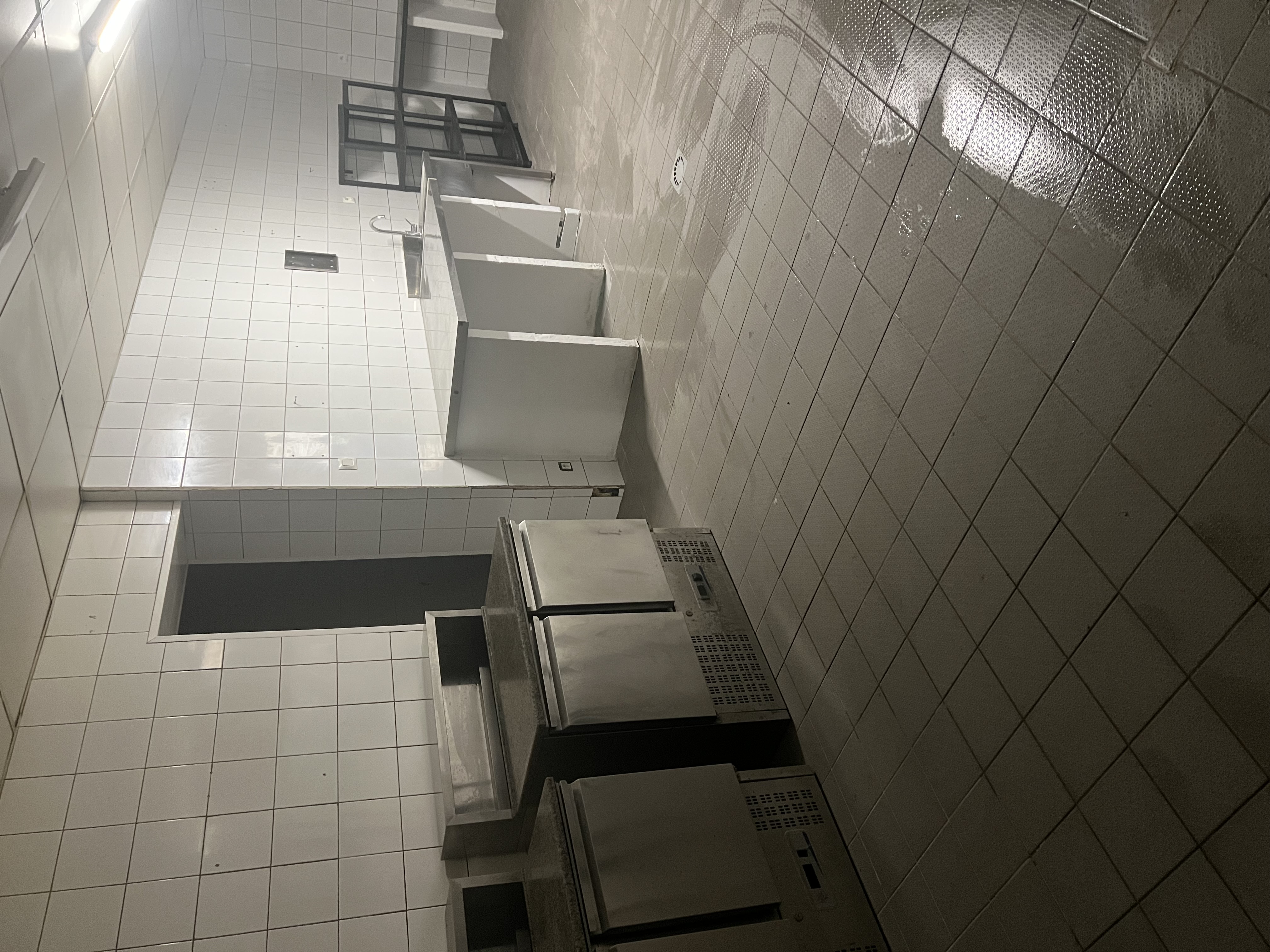 Vous qui souhaitez venir vivre et travailler en corse nous vous proposons un labo de cuisine pour traiteur pizzas à livrer ou à emporter mais aussi boucherie boulangerie dans quartier calme mais vivant et central proche de tout lycée collèges grandes surfaces port et aéroport tout est possible pour personne sérieuse propre et travailleuse le loyer est de 1100 euros par mois avec 2 mois de caution merci de nous contacter pour plus de renseignements nous sommes à votre disposition garage attenant pour stockage et cour intérieure pour accès pmr et livraisons