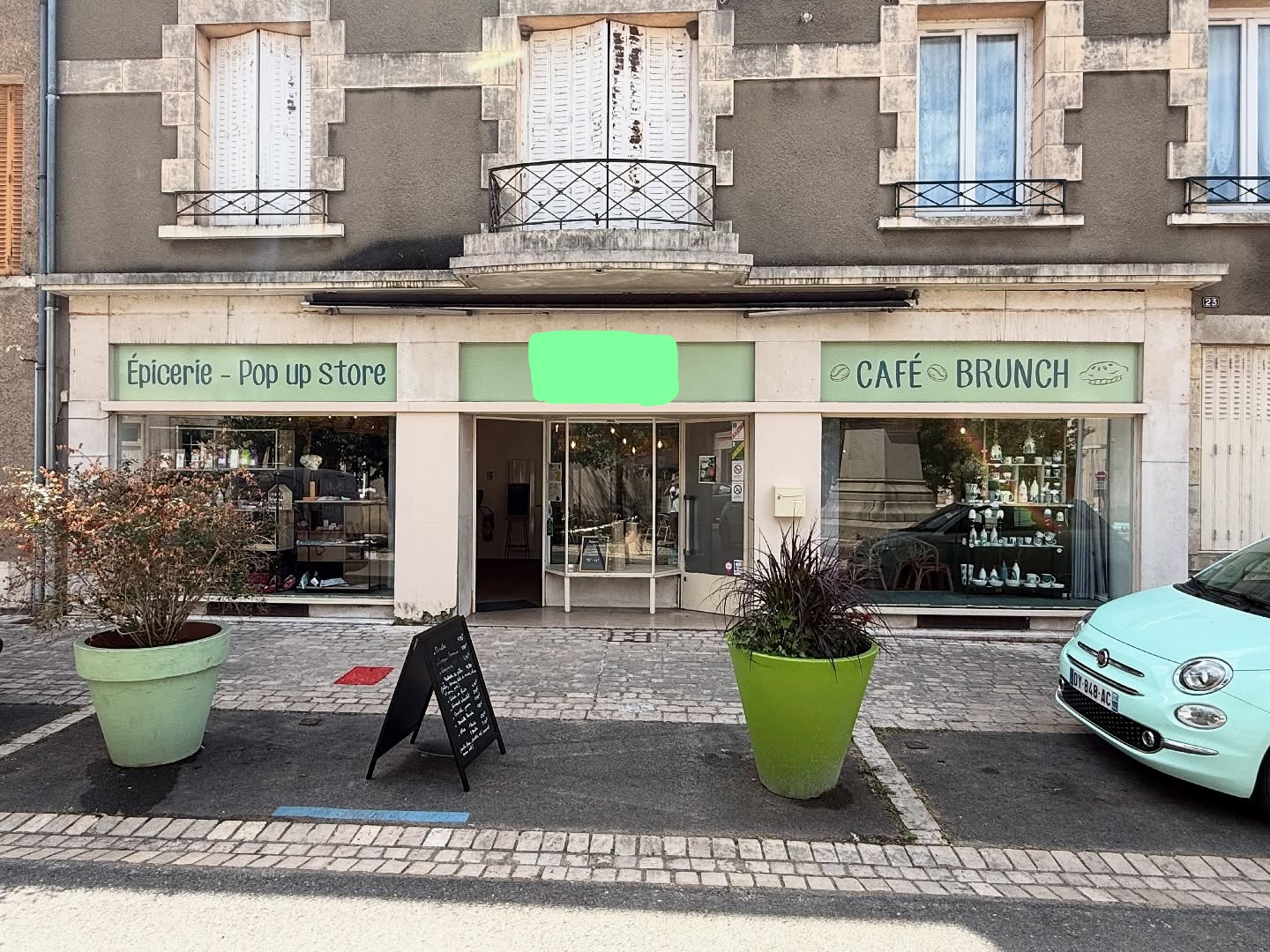 À céder, fonds de commerce de restauration légère, brunch et salon de thé bénéficiant d’un emplacement privilégié sur une place commerçante dynamique du centre-ville de Jargeau.
L’établissement propose une offre appréciée de petits-déjeuners, brunchs, déjeuners et pauses gourmandes. Son concept est complété par l’organisation d’événements, d’ateliers, de privatisations ainsi que par la mise à disposition d’un espace coworking, créant un véritable lieu de vie convivial et chaleureux.
Situé à seulement 100 mètres du parcours de la Loire à Vélo, l’établissement bénéficie d’une clientèle fidèle composée d’habitants, d’actifs, de professionnels et de visiteurs de passage.
La qualité de l’accueil et des prestations est reconnue, comme en témoigne son excellente note Google de 4,9/5. L’établissement bénéficie d’une belle visibilité extérieure grâce à sa présence dans le Petit Futé 2026, sa référence au Gault & Millau et l’obtention du label Accueil Vélo, particulièrement pertinent compte tenu de sa proximité immédiate avec l’itinéraire de la Loire à Vélo.
Le local développe une surface d’environ 90 m² et dispose de 26 places assises en intérieur ainsi que d’une terrasse de 16 couverts. Sa belle vitrine lui assure une excellente visibilité depuis la place.
La cuisine professionnelle ouverte est entièrement équipée et adaptée à l’activité actuelle. Le local ne dispose pas d’extraction. La décoration, le mobilier et les équipements sont récents, permettant une reprise immédiate sans investissement complémentaire majeur.
L’établissement bénéficie par ailleurs d’un loyer particulièrement maîtrisé de 800 € par mois, constituant un réel atout pour la rentabilité de l’exploitation.
Cette affaire clé en main conviendra aussi bien à un professionnel de la restauration qu’à un porteur de projet en reconversion souhaitant reprendre un concept actuel, déjà installé et reconnu localement.
Chiffre d’affaires : 114 000 €
Loyer : 800 € / mois
Prix du fonds : 70 000 € hors stock