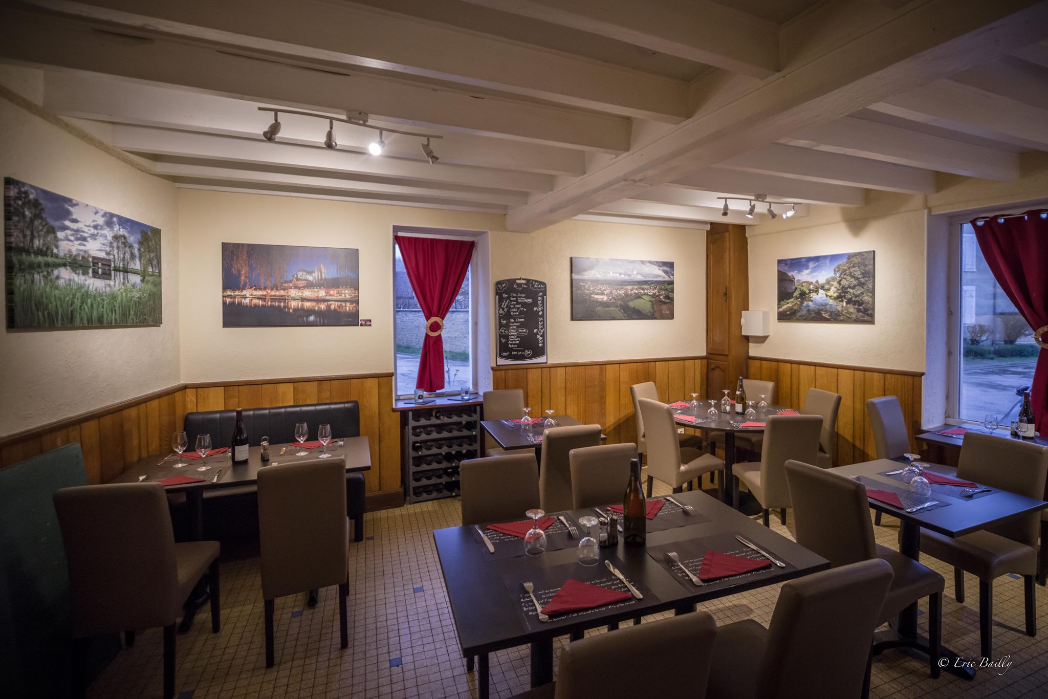 Restaurant au cœur  de ce charmant village de Bourgogne depuis des années comme on peut le voir sur les photos.  A côté des grottes préhistoriques d'Arcy sur cure, proche du site Gallo romain de Saint Moré. 
Restaurant traditionnel, Pizza le soir, café. Quelques soirées concert sont organisées surtout hors saison, elles sont très appréciées par les nombreux parisiens, hollandais, anglais, américains... résidents secondaires ou autochtones.
Restaurant prisé des tournages de film dans la région.
Un peu vintage, dispose d'un appartement à l'étage à rénover (T3, 70m2). Fond de commerce : 45000€, Loyer de 600€ par mois, restaurant, bar et appartement compris.
40 couverts, 60 avec la terrasse.
A venir visiter, vous découvrirez par la même occasion Vezelay et sa basilique à 17 min, Avallon ville médiévale, Noyers sur serein...