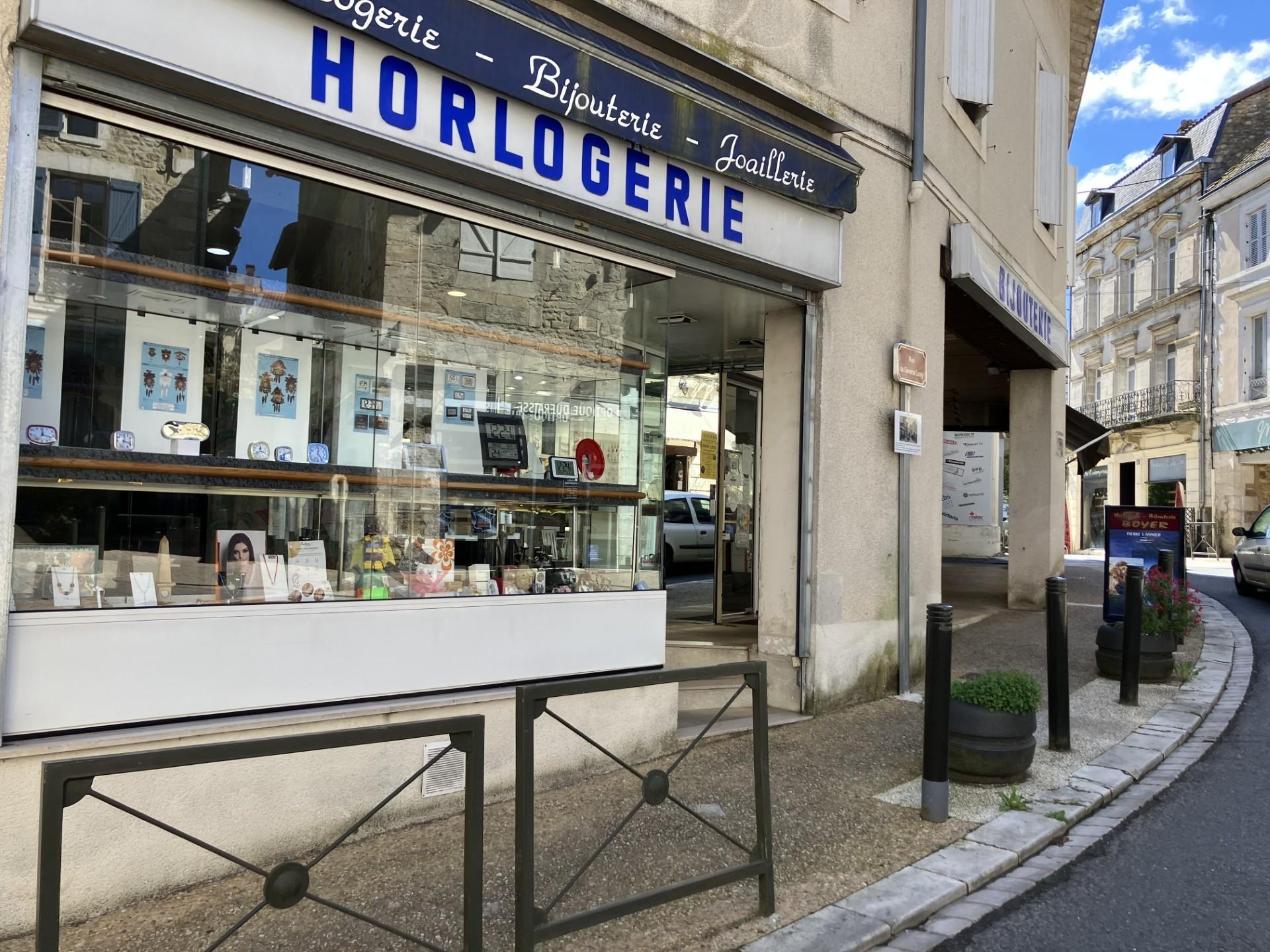A reprendre, pour cause de retraite, fonds de commerce d’une bijouterie historique et de renom située au centre d’un bourg dynamique et commerçant du Périgord Vert.

La bijouterie bénéficie d’un emplacement premium, en angle, avec 13 mètres linaire de vitrine, offrant une belle visibilité. 

L’établissement développe une activité de bijouterie traditionnelle et qualitative, avec un positionnement moyen à haut de gamme. L’activité s’articule autour de trois univers : 

-          Bijouterie avec une belle offre en or 18 carats, argent et plaqué

-          Horlogerie avec des marques reconnues

-          Une gamme de bijoux fantaisie (plus récente) générant un flux régulier et élargissant la clientèle.

Cette boutique profite d’une clientèle locale attachée à son commerce de proximité, fidélisée au fil des années, ainsi qu’une clientèle touristique.

Elle présente plusieurs atouts :

-          Commerce établi depuis de nombreuses années, avec une forte notoriété locale,

-          Fichier clients qualifiés 

-          Produits sélectionnés auprès de fabricants français et de fournisseurs reconnus

-          Surface de vente de 73 m² - réserve annexe de 24 m² - Atelier et sanitaires de 10 m²

            Le local fait l’objet d’un bail commercial, avec loyer de 860 €.

-          La relance d’un atelier de réparation ouvre un potentiel de développement de l’activité.

CA 2025 : 107 000 € HT

Prix de fonds de commerce : 60 000 €