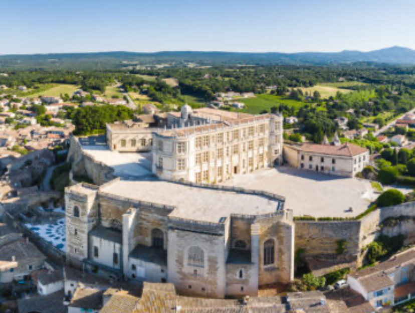 Local commercial tous commerces : en plein cœur de Grignan 

Gros potentiel ! 

Travaux à prévoir.

Plus d’informations et photos par mail