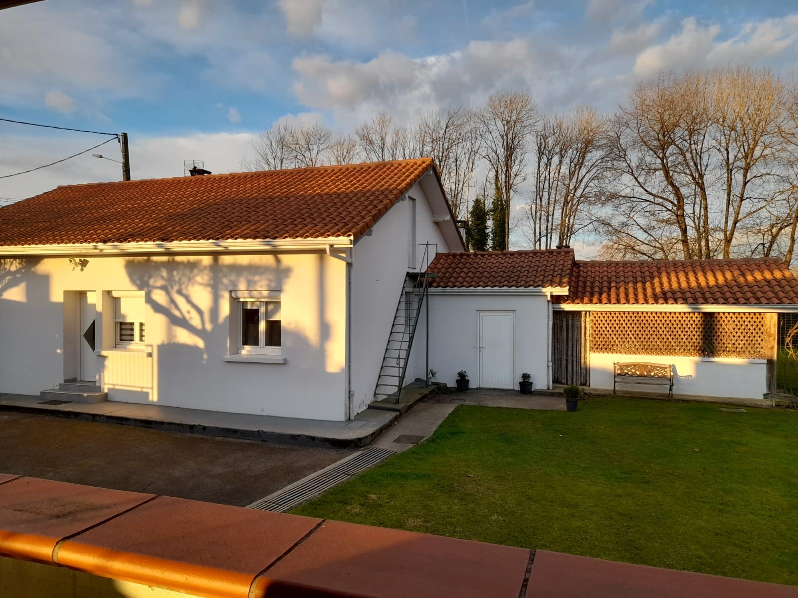 A vendre belle affaire de station service, garage, bar avec Licence IV et maison d’habitation.
Situé à lannemezan et non loin de l’autoroute, axe extrêmement passant ou la clientèle y est nombreuse et fidèle. Stationnement confortable : grande piste et grand parking . 
Station aux normes (mise en place d’un séparateur hydrocarbure) 
Activité soutenue, boutique, hall d’accueil, bar et terrasse, wc et douche, grande réserve et cuisine équipée à l’arrière. La station distribue du FOD, GNR, B7, E85, E10, E5 et GPL. 
2 garages équipés d’un pont, d’une fosse et d’une machine à pneu. Grande réserve sous terrain pour rangement pneus. 
Maison type F4 entièrement refaite, moderne et fonctionnelle, possibilité de rentrer par un portail indépendant sur une allée en enrobé.
Composée de deux chambres, wc et salle de bain avec douche, grande pièce de vie avec îlot central et insert. 
Un bureau, un dressing et un cellier equipé avec évier donnant directement à l’extérieur, terrasse couverte avec barbecue, grand jardin avec abris à bois, abris voiture, chenil, volière, cabanon . 
Maison parfaitement entretenue. 
Curieux s’abstenir, bilan à l’appuie, contact par téléphone.