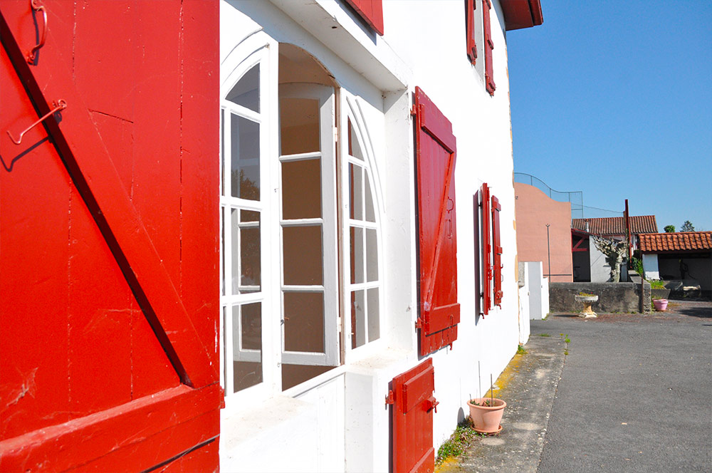 La commune de Béhasque-Lapiste vient de lancer un appel à manifestation d'intérêt (AMI) pour la maison Elissetchea, une belle bâtisse traditionnelle basque de 422 m2, acquise par la municipalité et idéalement située en plein centre-bourg, face à la mairie.

Un lieu chargé d'histoire, un avenir à écrire

Ancien bar du village il y a encore quarante ans, la maison Elissetchea a longtemps été le lieu de vie de Béhasque-Lapiste. Aujourd'hui silencieuse, elle attend sa nouvelle vocation. La commune y croit : ce bâtiment peut redevenir le cœur battant du village.

La maison se déploie sur deux niveaux : un rez-de-chaussée de 247 m2 comprenant logement, dépendances, un four à pain, une cave et une grange ; un étage de 175 m2 avec quatre chambres et une salle de bains. Sa position stratégique, entre le fronton, l'église et la mairie, en fait un lieu de passage naturel et de rassemblement évident.

Un projet ouvert, ancré dans l'identité locale

La mairie ne veut pas imposer un concept : elle lance une invitation. Bar, restaurant, hébergements, salle de réception, épicerie en circuit court, services aux habitants, espace culturel... toutes les idées sont les bienvenues, pourvu qu'elles soient viables, ambitieuses et fidèles à l'identité du village.
La commune sera attentive à plusieurs critères : la solidité économique du projet, sa sensibilité écologique, ses liens avec les producteurs et acteurs locaux, et surtout la volonté du ou des porteurs de s'installer durablement dans le village. La proximité du Chemin de Saint-Jacques-de- Compostelle et le développement d'un tourisme diffus dans la région constituent autant d'atouts pour un projet à vocation touristique et de services.
Le montage juridique sera flexible : bail commercial, emphytéotique, convention d'occupation ... afin de faciliter l'installation du futur exploitant.


Derrière ce projet, il y a une équipe. Élue à la tête de la commune, Emmanuel Recalde, nouveau maire de Béhasque-Lapiste, insuffle à sa municipalité une dynamique volontariste et tournée vers l'avenir. Entourée de ses conseillers municipaux, il a fait de la revitalisation du centre-bourg l'une de ses priorités.
« Nous croyons que ce lieu peut devenir le cœur battant de notre village, et nous cherchons la personne ou l'équipe qui partage cette vision »
Une formule qui dit tout de l'esprit dans lequel la nouvelle équipe municipale aborde ce dossier : non pas une procédure administrative froide, mais un appel sincère lancé aux entrepreneurs, artisans, créateurs et familles qui souhaiteraient construire leur vie dans ce coin authentique du Pays basque.

Comment candidater ?

Les visites du site se dérouleront exclusivement du 13 au 24 avril 2026. Les candidats intéressés
sont invités à s'inscrire via le site de la commune : https://behasque-lapiste.fr
Les dossiers de candidature complets devront être transmis par e-mail à contact@mairiebehasquelapiste.fr avant le 20 mai 2026. 

Le dossier de candidature et le règlement de l'AMI sont téléchargeables directement sur le site.
Pour tout renseignement, la mairie est joignable au 05 59 65 80 27, aux heures d'ouverture habituelles (lundi 13h30–18h, jeudi 9h–12h et 13h30–18h, vendredi 15h–18h30).