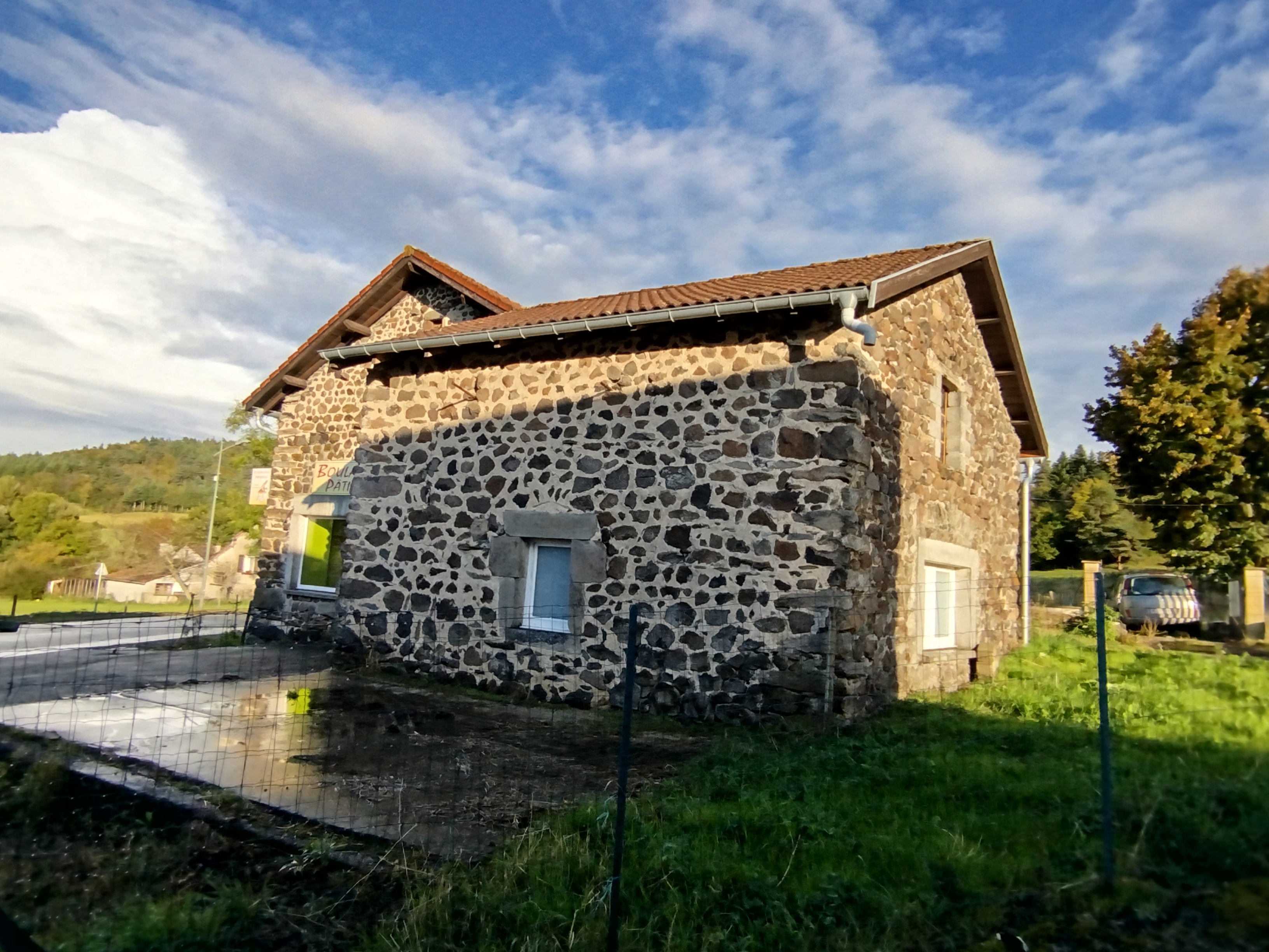 Bâtisse en pierre au cœur du village hébergeant une boulangerie.

Elle présente un gros œuvre en bon état.
Elle se compose d'un commerce au rez-de-chaussée et d'une partie habitation à l'étage.

D’une superficie totale de 270 m2 (deux niveaux de 135m2) plusieurs projets d’aménagement peuvent être envisagés.

Pour le projet d’un commerce (suivant l’activité choisie), ce bien peut être rapidement opérationnel.

Mitoyenne d’un côté, elle est implantée sur une parcelle de presque 1000 m2 répartie sur les trois autres côtés.

Fond de commerce activité de boulangerie : 30 000€ supplémentaires