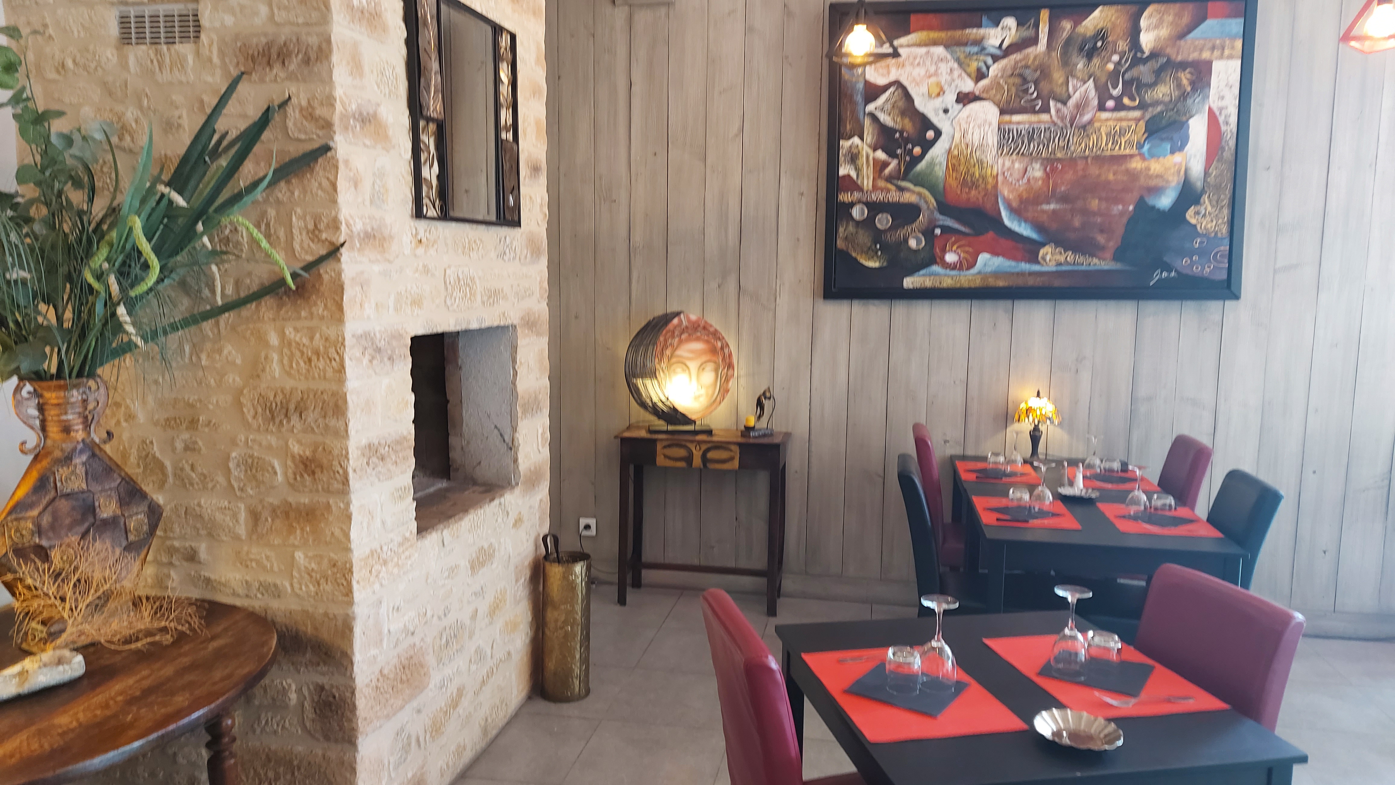 A vendre restaurant atypique en Périgord Dordogne
Vend fonds de commerce restaurant atypique avec bar licence IV.
Ce très joli restaurant, à 12 Kms de Bergerac, est situé dans un village de charme du Périgord Pourpre. Niché dans un cadre champêtre, il bénéficie d'un site et d'un environnement rare, apprécié toute l'année par nos clients.
Bel outil de travail, aux normes, fonctionnel immédiatement, aucun matériel à acheter, aucun travaux à prévoir. Tout est en parfait état de marche.
Ce restaurant travaille en plus des habitués à l'année, avec la clientèle de passage ainsi que la clientèle des gîtes et des chambres d'hôtes de la région.
30 couverts salle principale - 30 couverts en terrasse couverte (très appréciée des clients)
Possibilité d'installer d'autres couverts dans le bar ou de créer une vente de produits du terroir.
Idéal pour un couple dynamique souhaitant une meilleure qualité de vie, agréable logement attenant composé de trois chambres pratique pour les enfants.
Fonds vendu, à regret, cause retraite bien méritée.
Possibilité crédit vendeur selon le montant de l'apport et la solvabilité
Les informations sur les risques auxquels ce bien est exposé sont disponibles sur le site Géorisques : www.georisques.gouv.fr.
Conditions
Personnes sérieuses et volontaires, respectueuses du client