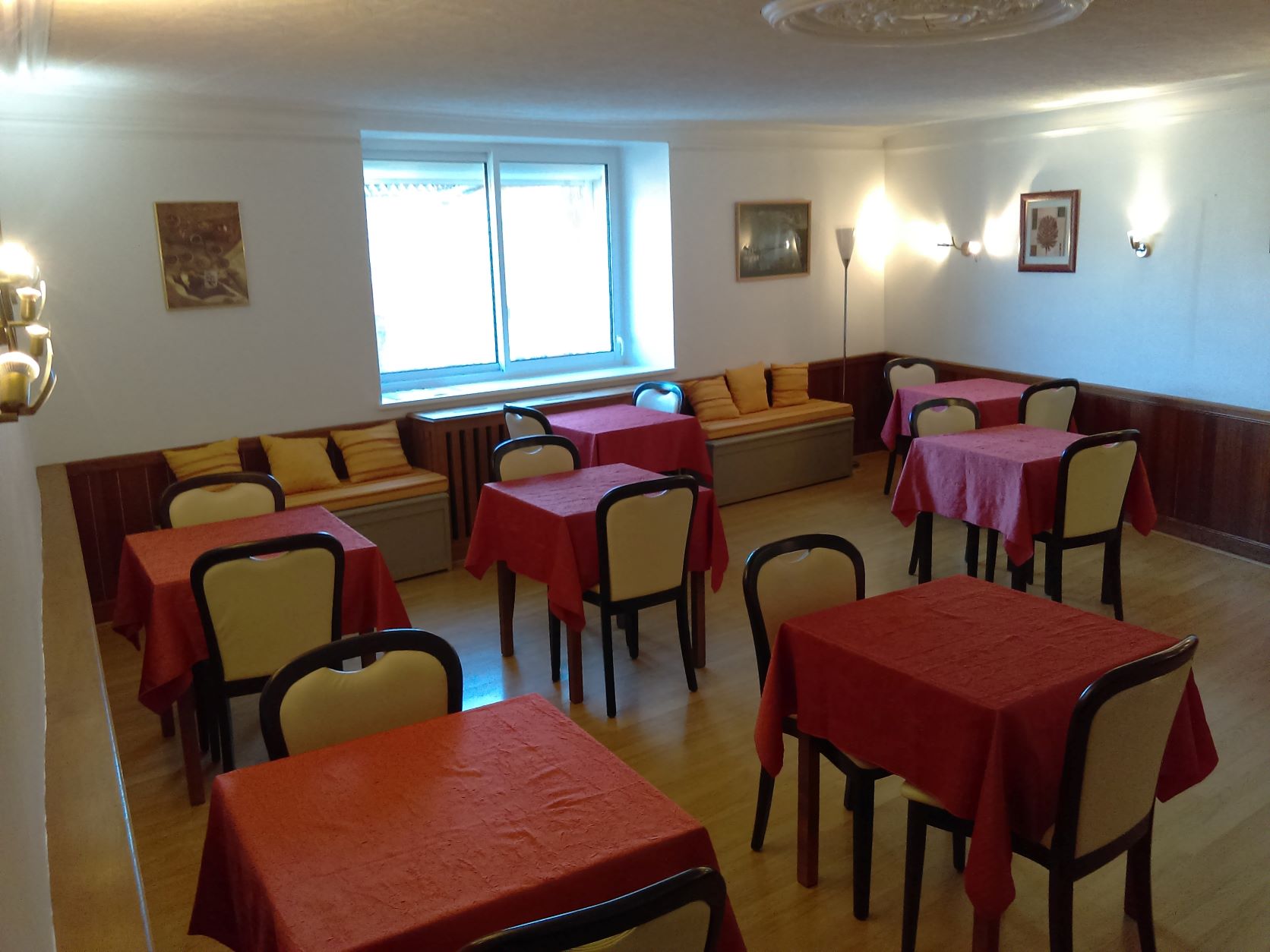 A vendre belle bâtisse en pierre à usage de bar restaurant avec licence IV, située dans un village touristique de 550 habitants avec commerces (épicerie, boucherie, garage auto et agricole) à 80 km D’Angoulême, 80km de Poitiers, 50km de Limoges, 23 km D’Oradour sur Glane, 10 km de Confolens, 18 km de Saint Junien.
Vous souhaitez créer votre activité de restauration, vous trouverez une clientèle d’ouvriers, locale, touristique et associations.
-	Surface commerciale 110m2.
-	Habitation 90m2 (typeF4).
-	Grand garage 27m2.
-	Terrasse extérieure avec bar 60m2.
-	Dépendances pour stockage (cave et réserve) 75m2.
-	Fournil avec four à pain 10m2.