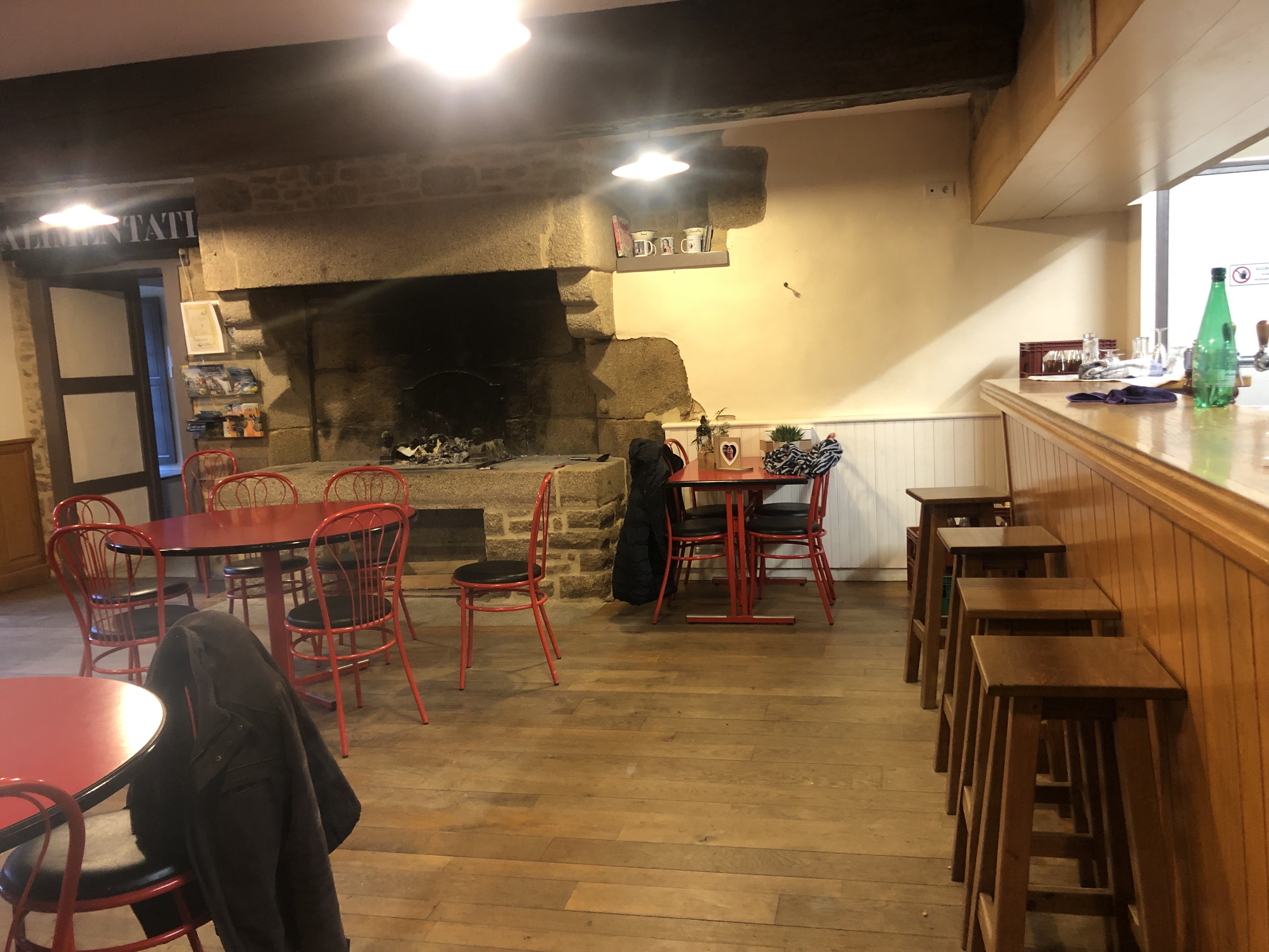 Propriétaire des murs et d’un fonds de commerce multiservices de proximité, Bar (avec licence IV), Tabac (avec licence), Restaurant et Épicerie, la commune de Mellé souhaite confier l’exploitation de celui-ci à un professionnel et lance ainsi un appel à candidature pour l’exploitation en location-gérance du fonds de commerce. 
Le commerce dispose d’une salle de bar de 55 m2, d’une épicerie de 27 m2, d’une cuisine de 39 m2, d’une salle de restaurant de 64m2, d’une terrasse extérieure et d’un jardin/terrasse. La cuisine, équipée de matériel professionnel, se compose d’un laboratoire, d'une réserve sèche, et d'un coin plonge.