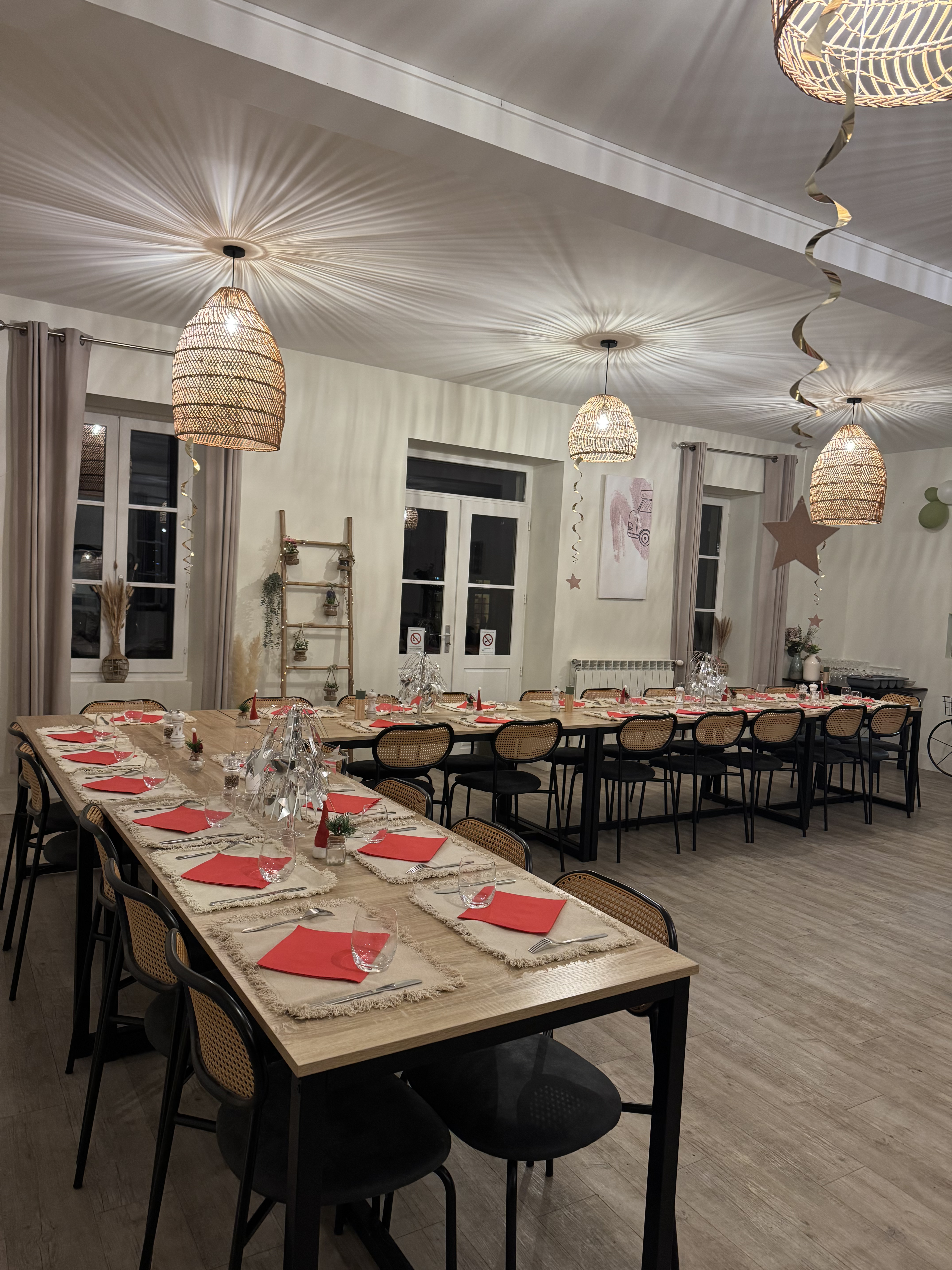 Vous envisagez de quitter la ville pour entreprendre à la campagne ? 
À Saint-Saulge, au cœur de la Nièvre, la commune recherche un professionnel, un couple ou des porteurs de projet souhaitant redonner vie à un hôtel-restaurant situé dans la rue principale du village.

Une opportunité pour développer votre propre activité dans un environnement rural et touristique, tout en disposant d'un logement sur place et en participant à la vie locale.

Un établissement avec plusieurs activités possibles

L'établissement, d'une surface totale d'environ 170 m², comprend :
•	un restaurant équipé, avec une partie du matériel déjà disponible ;
•	une cour intérieure pouvant être aménagée en terrasse ;
•	un hôtel de 9 chambres ;
•	un logement sur place, facilitant l'installation du ou des exploitants ;
•	des possibilités de développement de la capacité d'accueil et des services proposés.

L'établissement sera mis à disposition dans le cadre d'un bail commercial comprenant la licence IV. 

Loyer envisagé : 1 500 € HT par mois.
Pas de reprise de fonds de commerce, mais un apport personnel est nécessaire.

Une activité à construire au cœur du village

La commune souhaite retrouver un établissement accueillant et convivial, ouvert aussi bien aux habitants du territoire qu'aux visiteurs et professionnels de passage.

Pour la partie restauration, le projet devra proposer une cuisine préparée sur place à partir de produits frais, en privilégiant autant que possible les producteurs locaux. Une offre associant spécialités du terroir et restauration de type brasserie est recherchée.
Les 9 chambres de l'hôtel permettent parallèlement de développer une offre d'hébergement destinée notamment aux touristes, familles, randonneurs, cyclotouristes, pêcheurs et professionnels en déplacement.

Une implantation dans un territoire tourné vers le tourisme de nature

Saint-Saulge est située dans un environnement propice au tourisme vert, à proximité du Morvan, du canal du Nivernais et de Vézelay.

L'offre de restauration et d'hébergement étant limitée sur le territoire, la réouverture de cet établissement répond également à un besoin local.

Un projet professionnel, mais aussi un projet de vie

La commune souhaite accueillir un professionnel, un couple ou des porteurs de projet ayant envie de s'inscrire durablement dans le territoire.

La présence d'un logement sur place, l'emplacement de l'établissement au cœur du village, la cour intérieure et les possibilités de développement permettent d'envisager conjointement activité professionnelle et installation personnelle dans la Nièvre.

Que vous soyez déjà professionnel de l'hôtellerie-restauration ou que votre projet s'inscrive dans une démarche de changement de vie et d'installation en milieu rural, la commune est à la recherche d'un projet solide et durable, capable de faire vivre pleinement cet établissement.

Vous souhaitez découvrir les lieux ?

Des visites sont organisées sur rendez-vous. Les caractéristiques techniques du bâtiment, les équipements disponibles ainsi que les modalités du bail seront présentés aux candidats à cette occasion.

Faites connaître votre projet et venez découvrir les possibilités offertes par cet hôtel-restaurant au cœur de la Nièvre.
La commune est mobilisée pour accompagner la réouverture de cet établissement stratégique pour la vie du territoire.