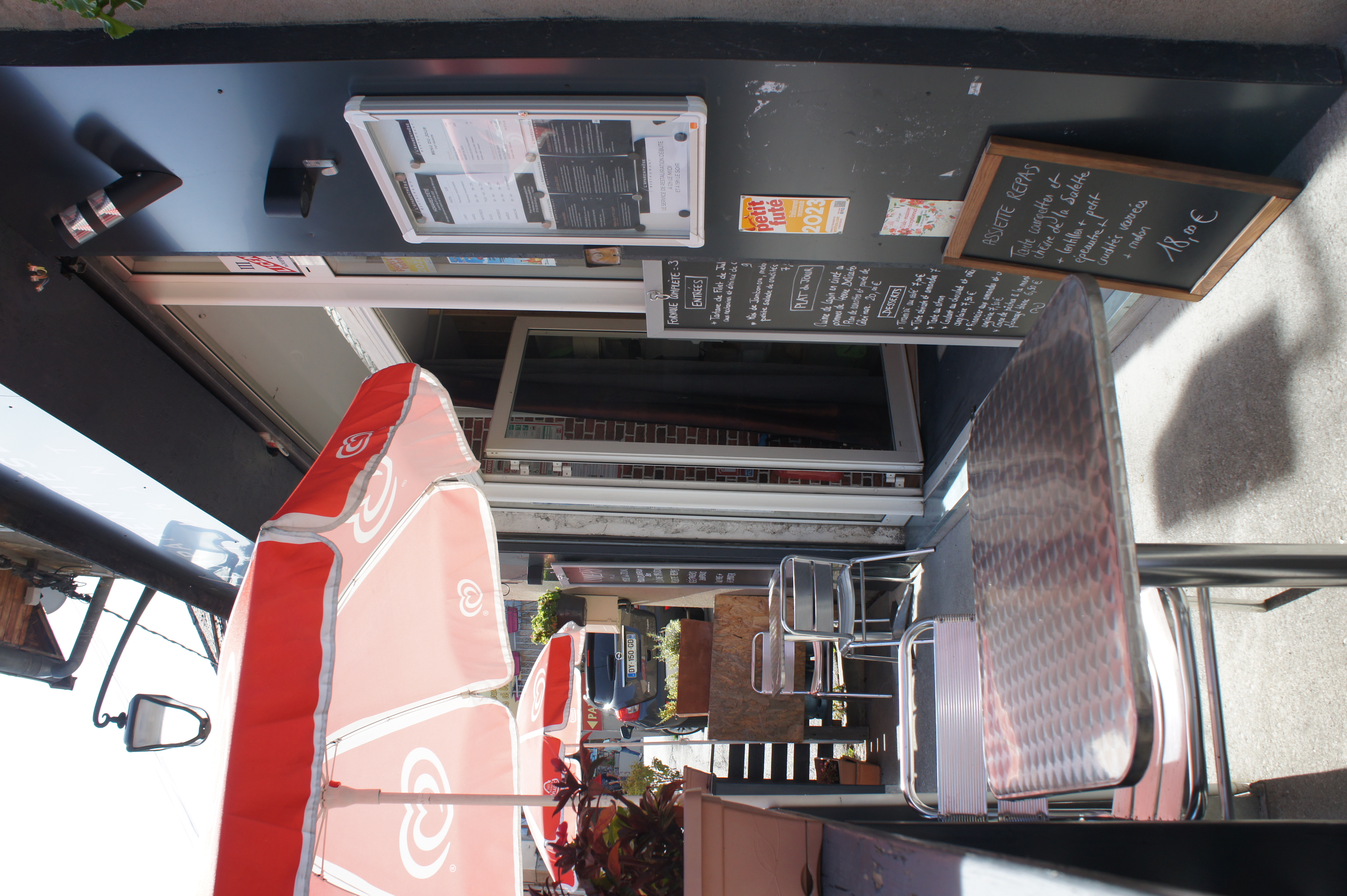 🍽 VOUS AVEZ UN PROJET DE RESTAURATION TRADITIONNELLE, DE SNACK, PIZZA, OU AUTRE CHOSE ENCORE ? C'est le moment de vous décider : bientôt il sera trop tard pour commencer la saison ! Oui, bien sûr, ce restaurant fonctionne actuellement toute l'année, mais quoi de mieux que de commencer à la belle saison, lorsque les touristes de montagne, les campeurs du Lac du Sautet, les amateurs de voile, les amoureux de Via Ferrata et les visiteurs de ND-de-la-Salette sont là ? 

Marre de la ville, de la pollution, des transports ? Venez vivre au rythme de la montagne, dans un joli cadre à dimension humaine.  PRIX PLUS QUE RAISONNABLE POUR CE FONDS DE COMMERCE qui marche bien (même notre comptable nous dit que notre prix de vente est très bas), mais nous, ce que l'on veut, c'est que ce lieu continue de vivre après notre départ en retraite. Alors n'hésitez plus !

LOCALISATION
Le restaurant est situé dans un village sur la route Napoléon (très fréquentée) entre Gap et Grenoble, à la limite de l'Isère et des Hautes-Alpes (d'où l'annonce dans les deux départements), au pied des Écrins, à 3km du lac du Sautet, 14km de la Salette (2e lieu de pèlerinage en France), proche du Valgaudemar, du Champsaur et des stations de ski du Dévoluy ou d'Orcière-Merlette.
Corps est un village toutes commodités : commerces, école, maison médicale, pharmacie, agence postale, cinéma itinérant, nombreuses associations.

LE RESTAURANT
- Une salle pouvant accueillir 24 convives (32 m²), avec une petite terrasse pouvant recevoir 4 couverts supplémentaires.
- Une cuisine équipée et d'un coin bar (14 m2). Elle permet aujourd'hui de servir 24 couverts en salle (cuisine traditionnelle) et 40 à 50 plats si c'est à emporter. Bien davantage si vous faites une restauration de type snack ou pizza.
-  Un cabinet de toilettes avec lave-mains et WC indépendant (4 m²).
- Une réserve aménagée en sous-sol (30 m²), accessible depuis le restaurant par un escalier, et possédant une entrée spécifique donnant sur la rue pour les livraisons. 

CLIENTÈLE
Répartie également entre clientèle de passage et clientèle locale.

LA VENTE DU FONDS DE COMMERCE COMPREND :
- Le droit au bail 3/6/9 qui court jusque fin septembre 2030.
- La licence III.
- La clientèle et son carnet d’adresses (1400 contacts en 2025).
- Le matériel de cuisine et le mobilier.
- Le site Internet, la plateforme de réservation en ligne, la page FB.
- Son enseigne.
- Pas de salarié à reprendre.

CHIFFRES : ÇA MARCHE !
- CA : 163 000 € en 2023, établissement fermé en 2024, 106 500 € en 2025 car reprise avec petit rythme dû à nos grands âges 😉
- Loyer : 794 € / mois
- Taxe foncière annuelle : 547 €

DÉVELOPPEMENTS POSSIBLES
Nous avons exploité ce restaurant avec la capacité de nos âges (57 et 66 ans) c'est à dire à notre petit rythme. L’activité peut évoluer vers une extension des horaires d’ouverture ou vers un autre type d’offres :
- Développement des plages horaires (ouverture tous les midis, ouverture midi et soir en période estivale.)
- Développement de la vente à emporter qui aujourd’hui ne constitue qu’une toute petite part ou d’une restauration rapide avec des produits de qualité (sandwichs, salades, pizzas...).
- Développement de la limonaderie ou salon de thé ou petits déjeuners.
- Développement d’un dépôt de pain ? (Le village n’a plus de boulangerie depuis septembre 2025).
- Étudier la possibilité de monter une terrasse provisoire de l’autre côté de la route pour la période estivale (voir avec la mairie, on nous l'avait proposé l'an passé).

Y A PLUS QU'À !
Immédiatement opérationnel ! Ouvrez demain et le restaurant se remplit ! C'est à vous maintenant !

Florence et Jean-Marie.