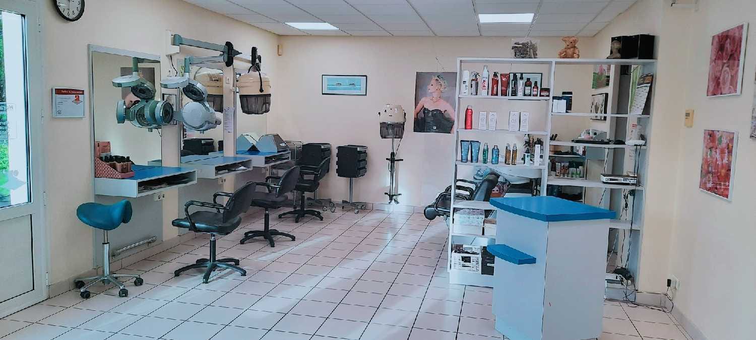 Loue salon de coiffure entièrement équipé à Ginestet, 24130, Dordogne. 

Installé dans la commune depuis 2000. 

Pas de fond de commerce à acheter. 

Location 1000€ par mois. 

Libre au 01/01/2025