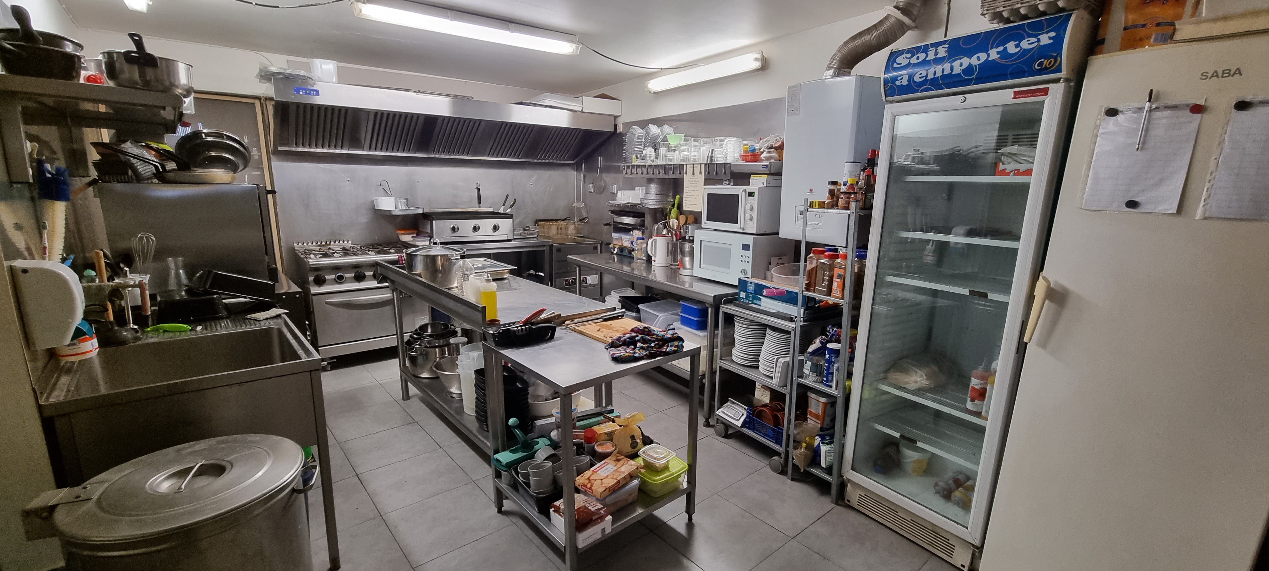 Suite à une vente non aboutie et pour cause de départ en retraite,  je remets à la vente mon fonds de commerce Brasserie Restaurant idéalement situé dans le centre du village ( MARGUERITTES 30320) avec parkings à proximité. 

Cet établissement bénéficie d'une clientèle fidèle et d'un fort potentiel de développement. 

Sa situation géographique permet de profiter des richesses touristiques :  arènes de Nîmes, maison carrée, jardins de la Fontaine, Pont du Gard, les remparts dAigues Morte, les Saintes Marie de la mer, le Grau du Roi.....

L'établissement comporte : 
* 2 salles de respectivement 20 et 40 places. 
* 1 cuisine entièrement équipée ( piano gaz de ville, plancha gaz bouteille, friteuse 25l gaz bouteille,  four pro 4 niveaux,  hotte, plonge, plans de travail,  réfrigérateur,  congélateur,  chambre positive, thermomix M6, robot pâtissier Kenwood....)
* une machine à glaces italiennes et à granitas
* 2 comptoirs avec pompe à bière,  banques réfrigérées, machine à glaçons
* 1 terrasse de 20m2 avec extension de 20m2 supplémentaires lors de la saison estivale 

 Aucun personnel et aucun contrat fournisseur n'est à reprendre. 

Prix : 120000€,  clé en main

Contact : au-modern@orange.fr
                     Tél  : 06.30.53.12.76 

Aucun démarchage accepté.