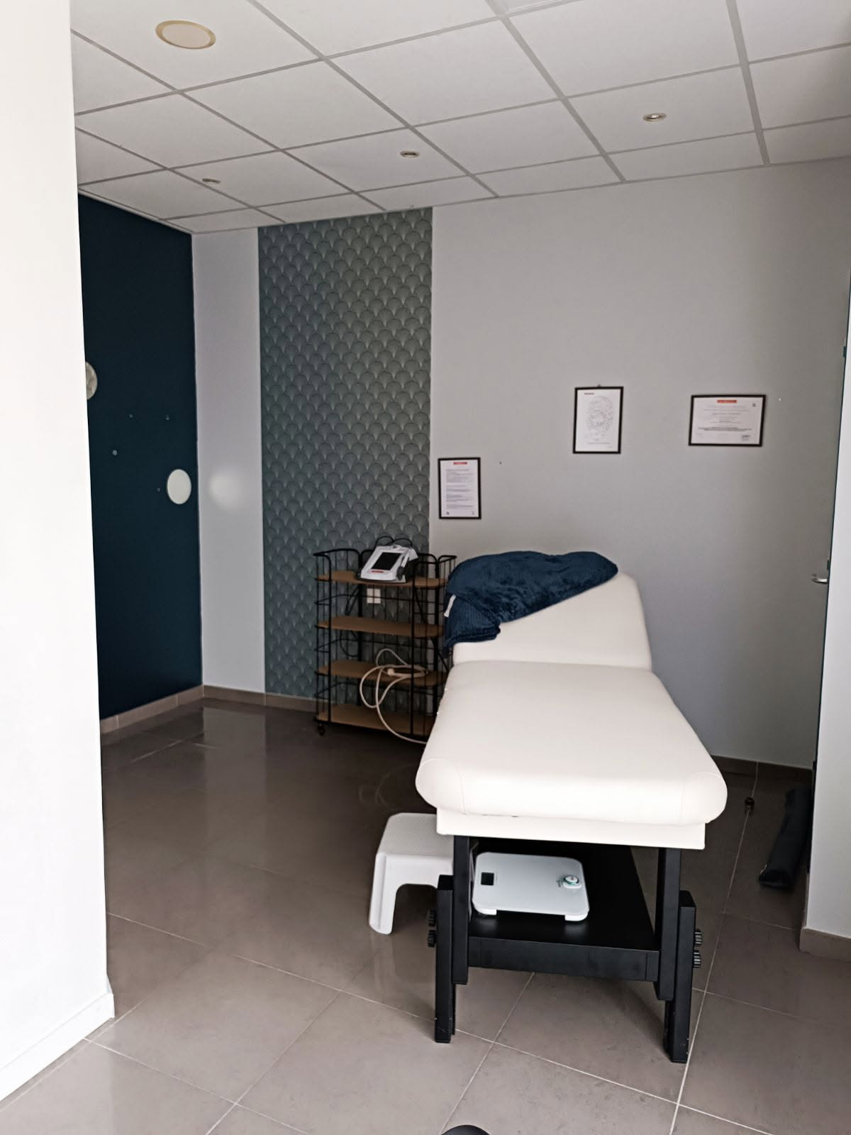 Local à louer pour une activité paramédicale, disponible dès à présent. Salle d'attente mutualisée avec le cabinet d'ostéopathe. Le bâtiment est propriété de la commune. 
Pour tout renseignement,  contacter la mairie au : 02 43 20 14 83 / mairie@rouez.fr