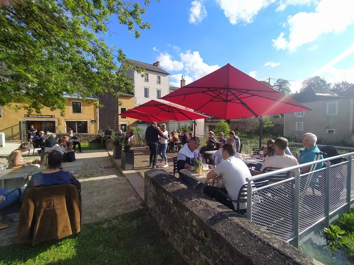 Le tiers-lieu numérique et social "Notre Moulin", situé à Luzy, recherche son futur porteur de projet pour animer et développer l’espace de restauration du bistro du Moulin ! 🌿🍽️
 
Vous êtes passionné(e) par la cuisine, l’accueil ou l’animation de lieux de vie ?
Voici une belle opportunité de créer un espace chaleureux, favorisant les échanges et participant pleinement à la dynamique du tiers-lieu et de la commune.
 
🎯 Votre mission
Imaginer et faire vivre un lieu convivial où habitants, visiteurs et usagers du tiers-lieu pourront se rencontrer, partager et créer du lien autour de bons petits plats.
 
📅 Dépôt des candidatures
Envoyez votre dossier avant le 29/12/2025 :
📧 Par mail : mairie@luzy.fr
📍 Ou directement en mairie : 2 Place de l’Hôtel-de-Ville, 58170 Luzy
 
👀 Visite du lieu
Envie de découvrir les espaces et les équipements ?
Des visites du futur tiers-lieu Notre Moulin peuvent être organisées sur demande à : notremoulin@luzy.fr
 
Il s'agit d'une description synthétique. Retrouvez le contenu complet de l'appel à candidature (détails, conditions, modalités, ...) sur : https://www.luzy.fr/wp-content/uploads/2025/12/Appel-%C3%A0-candidature-espace-restauration.pdf

Découvrez plus d'informations sur le territoire en visitant les sites internet de la Communauté de Communes Bazois Loire Morvan, de l'office de tourisme Rives du Morvan et de la ville de Luzy :
https://www.bazoisloiremorvan.fr/
https://www.rivesdumorvan.fr/
https://www.luzy.fr/