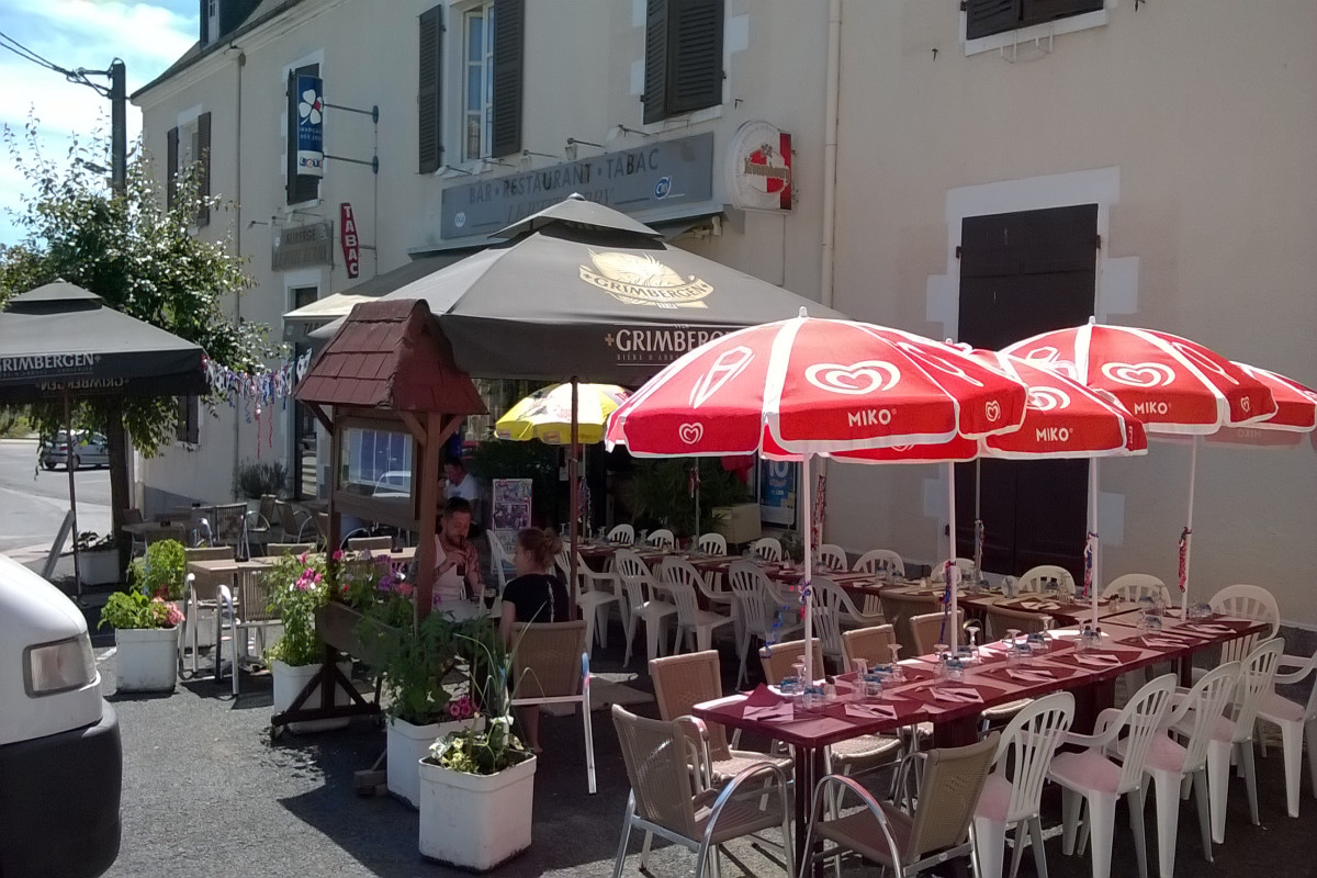 hôtel 6 chambres , bar, fdj, restaurant 3 salles grande superficie  centre du village  sur une place