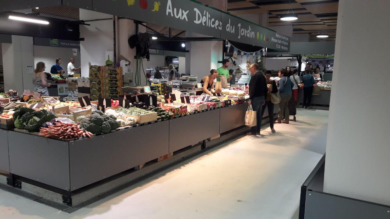 Cause retraite, à céder sur le Cantal, activité de grossiste et détail de vente de fruits et légumes, comprenant 5 emplacements de marché, un point de vente aux particuliers fruits et légumes et produits frais exploité en location gérance, une clientèle de restaurants et collectivités, affaire saine tenue 40 ans, fermeture dimanche et lundi, CA annuel réalisé 2021 et 2022, 670 000 euros TTC, accompagnement possible lors de la reprise, permis PL nécessaire pour l’activité. disposer d'un apport personnel de 50 000 euros premier contact par téléphone ou sms