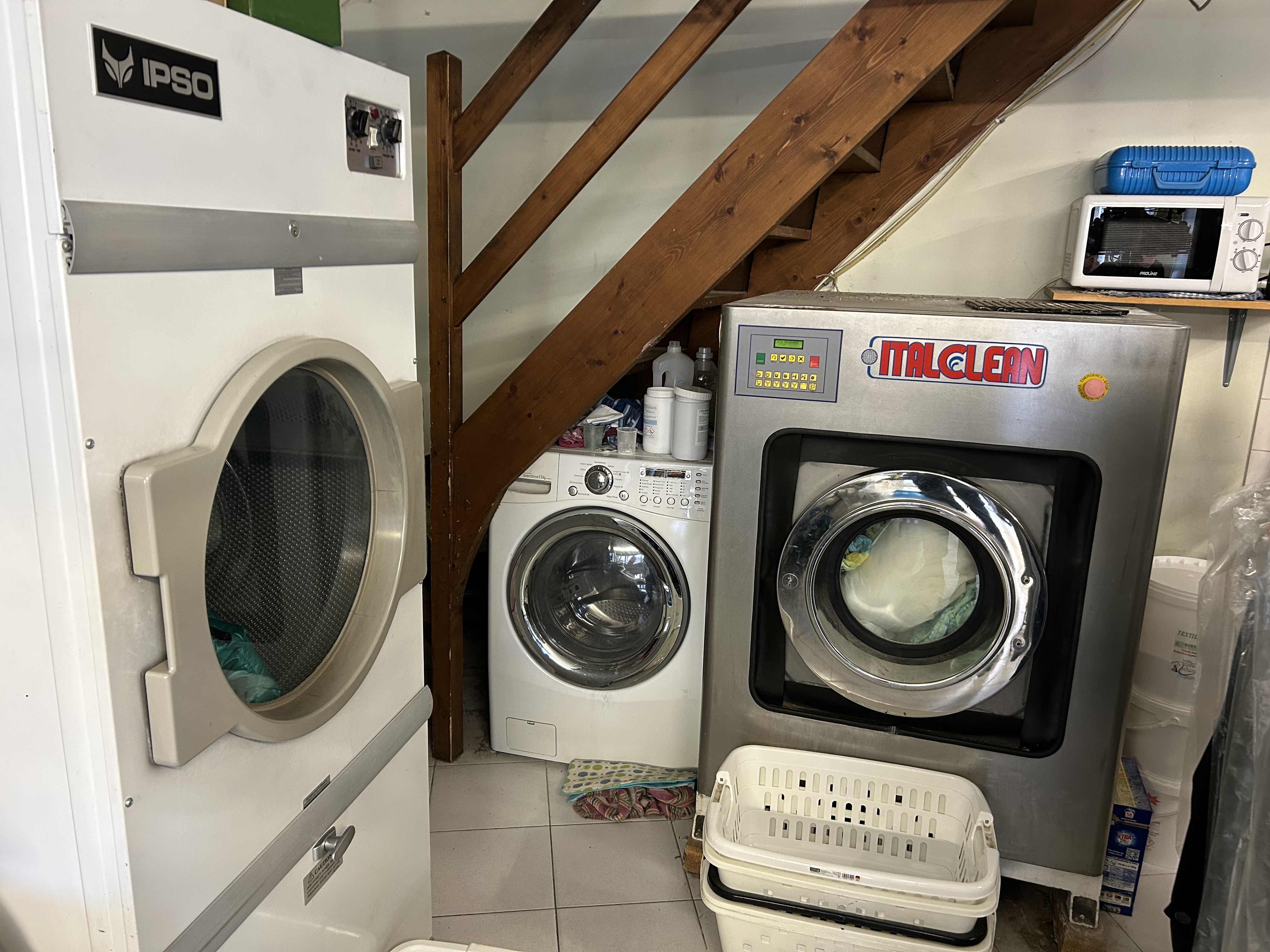 [COMMERCE A VENDRE] 📢

Opportunité d’entreprendre au cœur de la Ville de La Souterraine !

Un pressing / blanchisserie idéalement situé est actuellement à reprendre à La Souterraine. Une occasion intéressante pour un entrepreneur souhaitant s’implanter dans un commerce de proximité utile au quotidien.

📍 Un emplacement stratégique
Situé dans un secteur central dynamique et très fréquenté, ce commerce bénéficie d’une excellente visibilité avec 8 mètres de vitrine sur un axe passant. Sa localisation en cœur de ville, à proximité immédiate des autres commerces et avec des stationnements à proximité, assure un flux régulier de clientèle.
Atout majeur : aucune concurrence dans un rayon de plus de 20 km, offrant un potentiel de développement réel pour un repreneur.

📍Caractéristiques du local
• Surface commerciale : 68 m²
• Surface complémentaire : 10 m²
• Sanitaires
• Matériel inclus dans l’offre
• Loyer : 600 € / mois

💰 Conditions de cession
• Montant total : 58 300 €
• Prix de vente : 55 000 €
• Honoraires TTC à la charge de l’acquéreur : 3 300 € (6%)

📞 Informations et contact
Pour en savoir plus, contactez :
👉 Chambre de Commerce et d'Industrie de la Creuse : 05.55.51.96.69

🚀 Vous avez un projet entrepreneurial ? C’est peut-être l’occasion de vous lancer à La Souterraine.