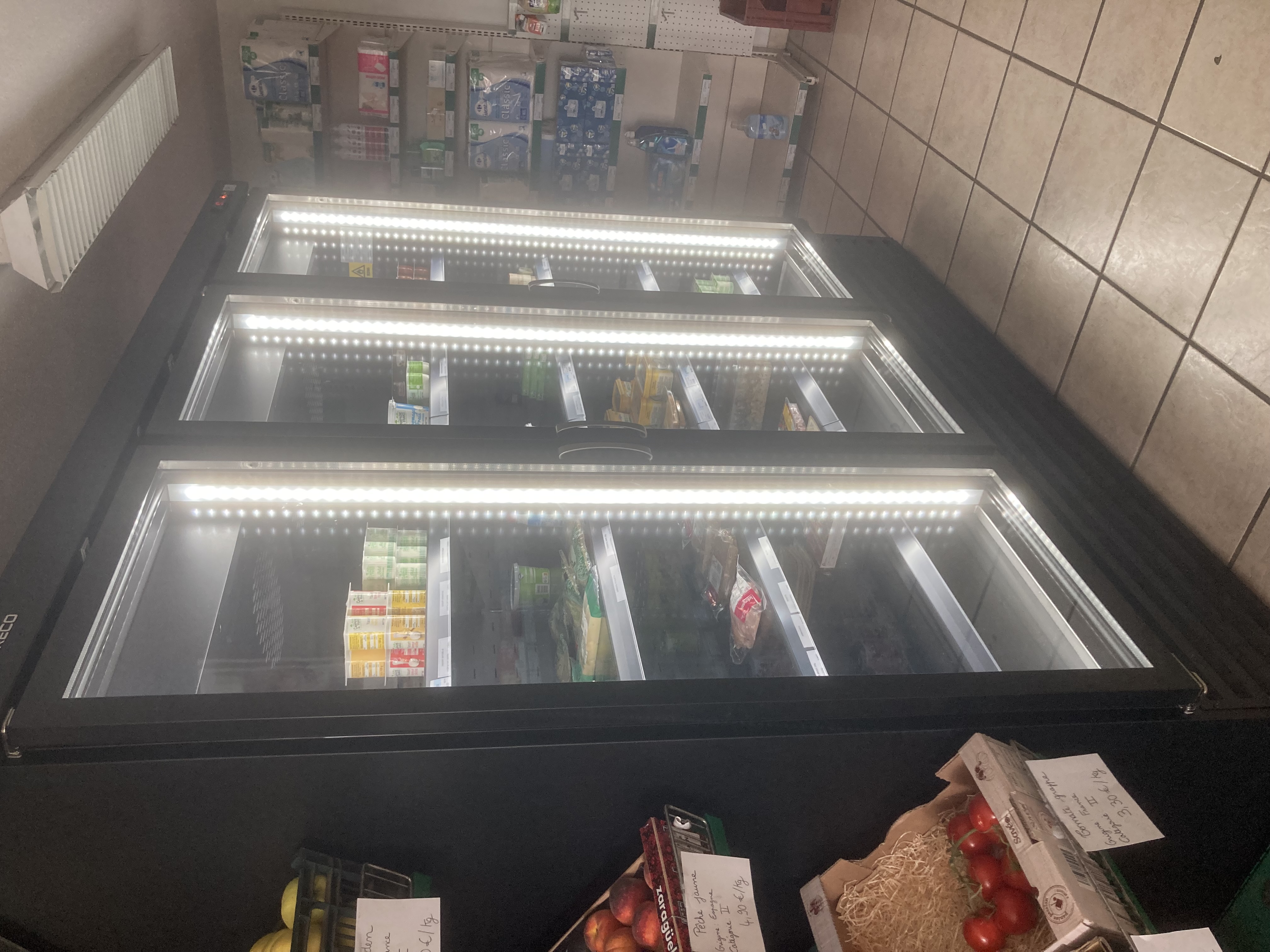 Petite commune de 260 habitants dans l’allier entre Montmarault et Saint Pourçain sur Sioule, cherche une personne pour gérer une épicerie, bar (licence IV), dépôt de pain et journaux.
Commerce de 93m2 en très bon état avec clim + réserve extérieure et terrasse, équipement complet avec matériel professionnel, à proximité de l’école et approvisionnement journalier pour la cantine scolaire.
Cet emploi peut convenir en complément de revenu ou complément de retraite, nous étudions toutes propositions.
Alors si vous avez la fibre commerciale, vous êtes invités à contacter la mairie de TARGET au 04.70.40.63.46 les après midi de 13h30 à 17h sauf le mercredi, ou bien par mail : communedetarget@orange.fr
Loyer de 100€ par mois