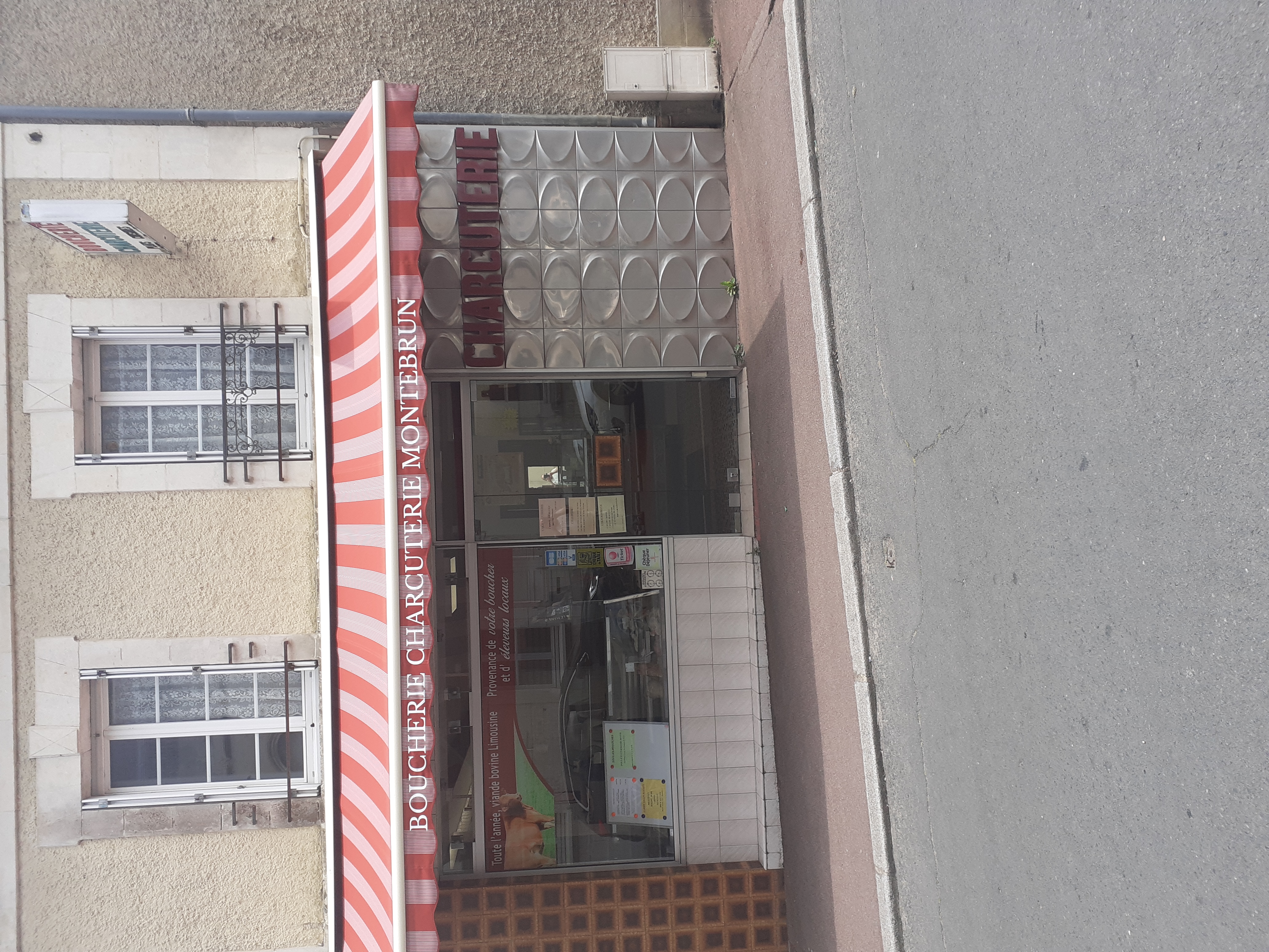 Boucherie charcuterie, située dans la rue principale de Mansigné, où se trouve également une boulangerie, deux épiceries, une pharmacie et un bar tabac. Ce village est composé d'un lac, d'un camping et d'une piscine, il compte environ 1600 habitants.