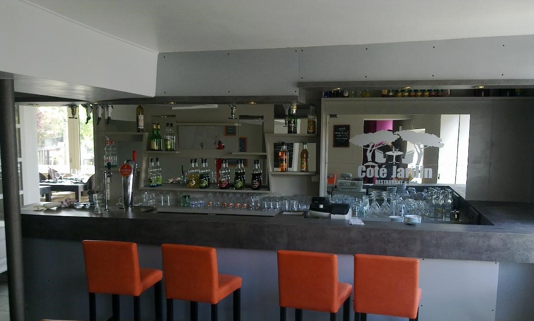 Vends  un immeuble  de 2 anciens commerces  qui a été  transformé en un restaurant (sans mobilier)  comprenant 1 laboratoire de cuisine tout carrelé ,   1 véranda avec toilette ( pour 50 personnes assises ), 1 salle avec bar, 1 salle de jeu, 1 chaufferie,  1 réserve, 3 caves sur une surface de 180m2 , 1 étage avec 2 escaliers intérieurs et 1 à l'extérieur en pierre, 1 salle de bains  avec baignoire ,1 WC , 4 chambres et 1 petite pièce . 2 cheminées en pierre de bourgogne parquet chêne et sapin, tommettes rouges et grenier  aménageable et 800m2 de cour jardin clôturé. Peut convenir à un gîte avec salle de réception, proximité d'une boulangerie pâtisserie, cave avec location de tireuse de bières. Village calme avec Loire et canal de Roanne Digoin .Pour plus de renseignements, contacter par mail ou laisser un message sur le portable.