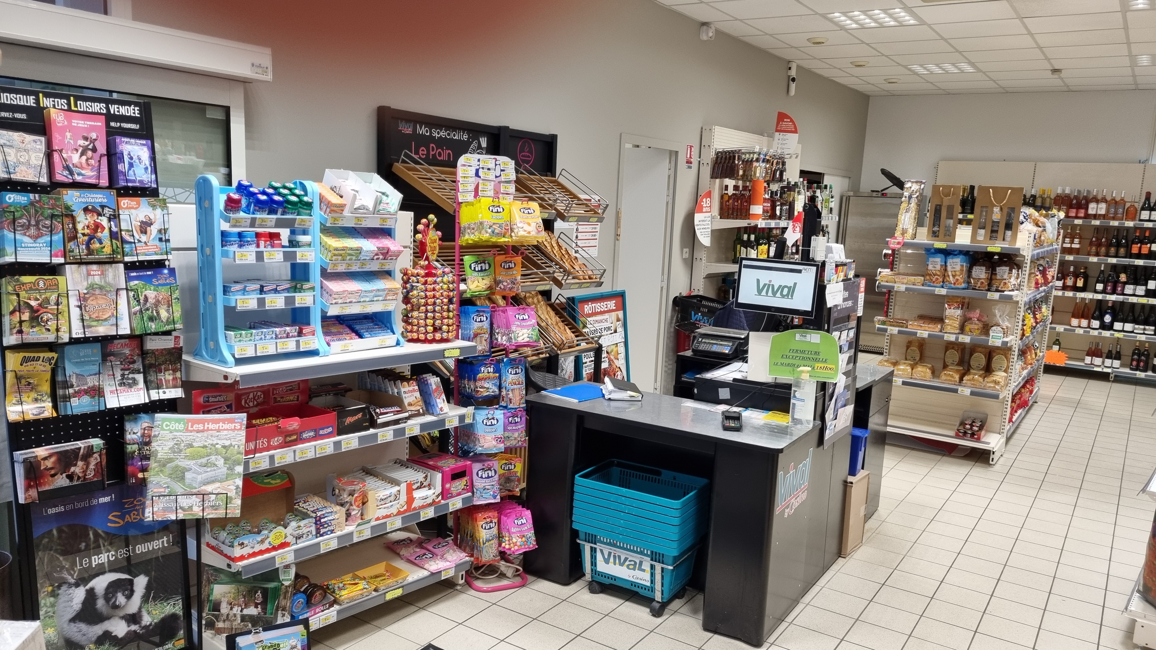 Magasin alimentaire le plus proche du Puy du Fou.
A 5 min de l’autoroute, Chambretaud est une commune  située dans le département de la Vendée, en région Pays de la Loire
Situé au cœur d’une zone rurale, ce magasin possède une grande façade visible et jouit d’un emplacement premium.
Il est entouré de commerces complémentaires, de logements saisonniers, des axes de transports en commun et se trouve au centre des activités touristiques.

Il bénéficie d’une activité saisonnière et locale.
Des places de parking se trouvent à proximité pour faciliter l’accès de votre clientèle à votre magasin.

Ce magasin refait à neuf possède une surface de 130m² parfaite pour proposer un large choix d’assortiment. 
Horaires d’ouvertures : 8h00-13h00 / 16h00-19h30 du mardi au samedi Hors saison / 8h30-12h30 le dimanche.

Parking, livraison à domicile, snacking, dépôt de pain, gaz, laverie. Aucun travaux à prévoir.

Le bien est à reprendre au prix de 70 K€ avec un chiffre d’affaires actuel à 304K€.
Le loyer annuel est à 6.48K€.