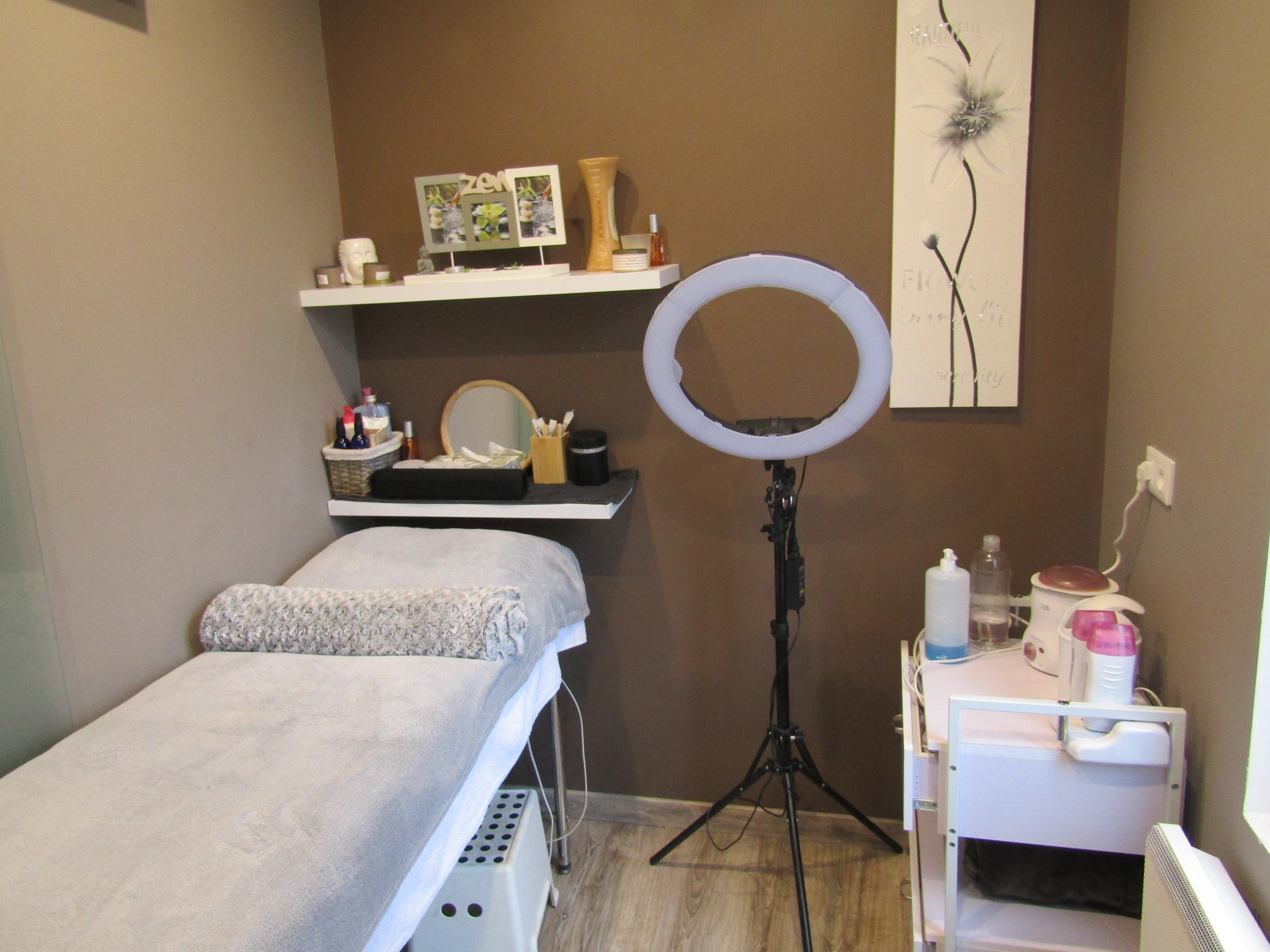 Vente du fonds de commerce d’un salon de coiffure mixte créé il y a 8 ans. Le salon accueille femmes, hommes et enfants. Il est équipé de 4 postes de coiffage et de tout le matériel nécessaire à l’exploitation.
Les locaux sont en très bon état, ils permettent de travailler seul ou à deux. L’affaire est exploitée sans salarié. 
L’agencement du salon offre la possibilité de développer des activités annexes. Aujourd’hui, l’activité est complétée par la vente de vêtements et d’accessoires (bijoux, sacs à main), ainsi que par un espace institut de beauté.
Implanté dans un village de 750 habitants, le salon bénéficie d’une clientèle locale et touristique d’avril à octobre. La clientèle annuelle comme saisonnière est fidèle et suivie grâce à un fichier clients informatisé.
Accompagnement possible par la cédante.

Bail commercial : 300 € TTC/mois. 
Vente du fonds de commerce : 17 500€ 

Référence de l'annonce : L0504 
RELANCE est un service d’accompagnement gratuit mis en place par les Chambres consulaires de la Lozère, pour favoriser la transmission des entreprises.