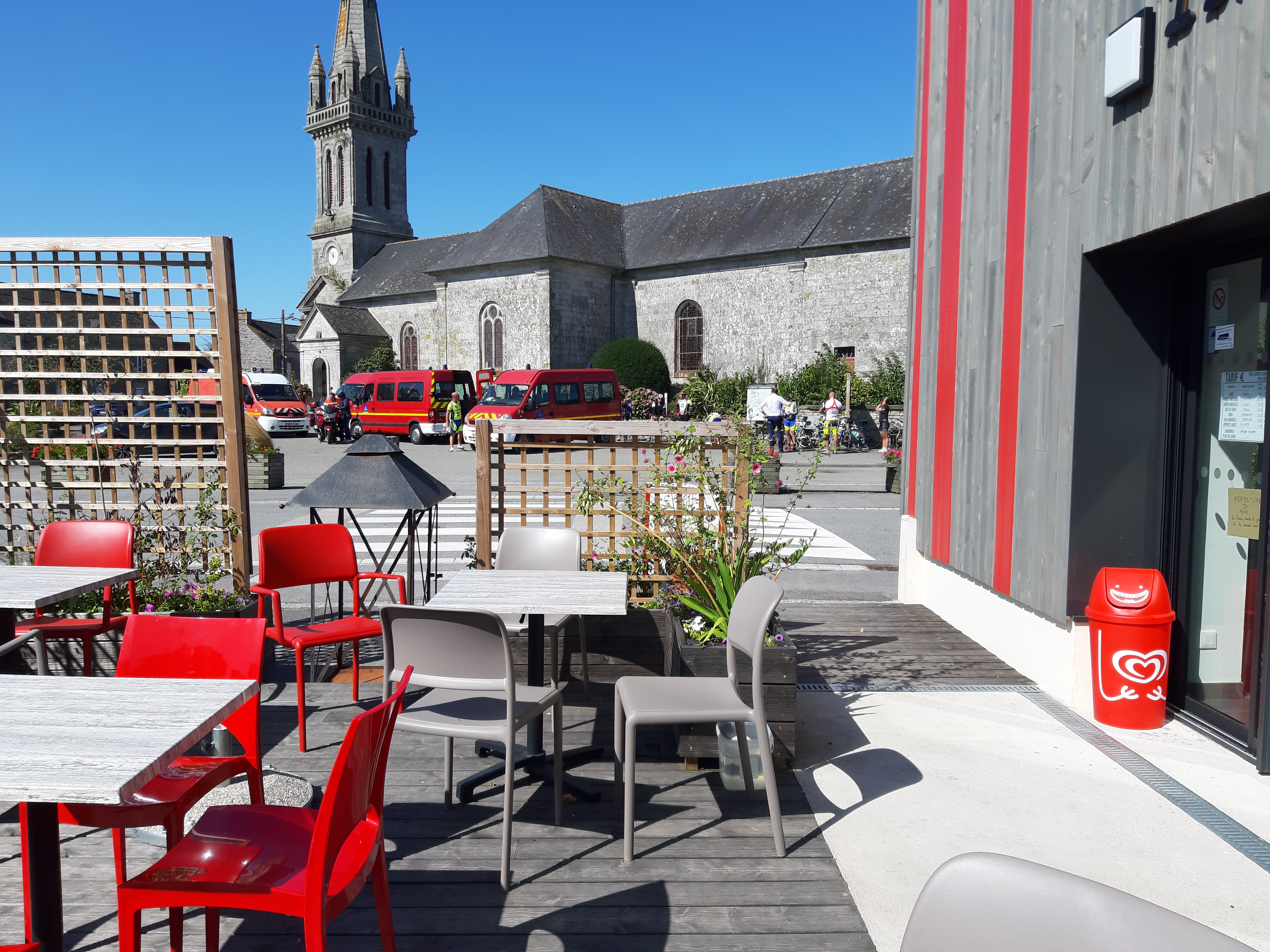 Je vends mon fond de commerce dans un village en Morbihan, en centre Bretagne, situé à une heure de chaque grande ville et côtes, entre Pontivy et Guemené sur Scorff (pays de l'andouille).

Je le vend suite au décès de mon conjoint en juin dernier, je me retrouve donc seule à gérer l'établissement.

Il se compose d'une belle épicerie, d'un bar et d'une friterie burgers ouvert le Week end en soirée.

La friterie étant situé dans un container juste à côté de la terrasse, elle peut être vendue séparément si les personnes ne la souhaitent pas.

Le commerce est pourvu de deux parkings et se situe face à l'église et à la mairie de la commune.