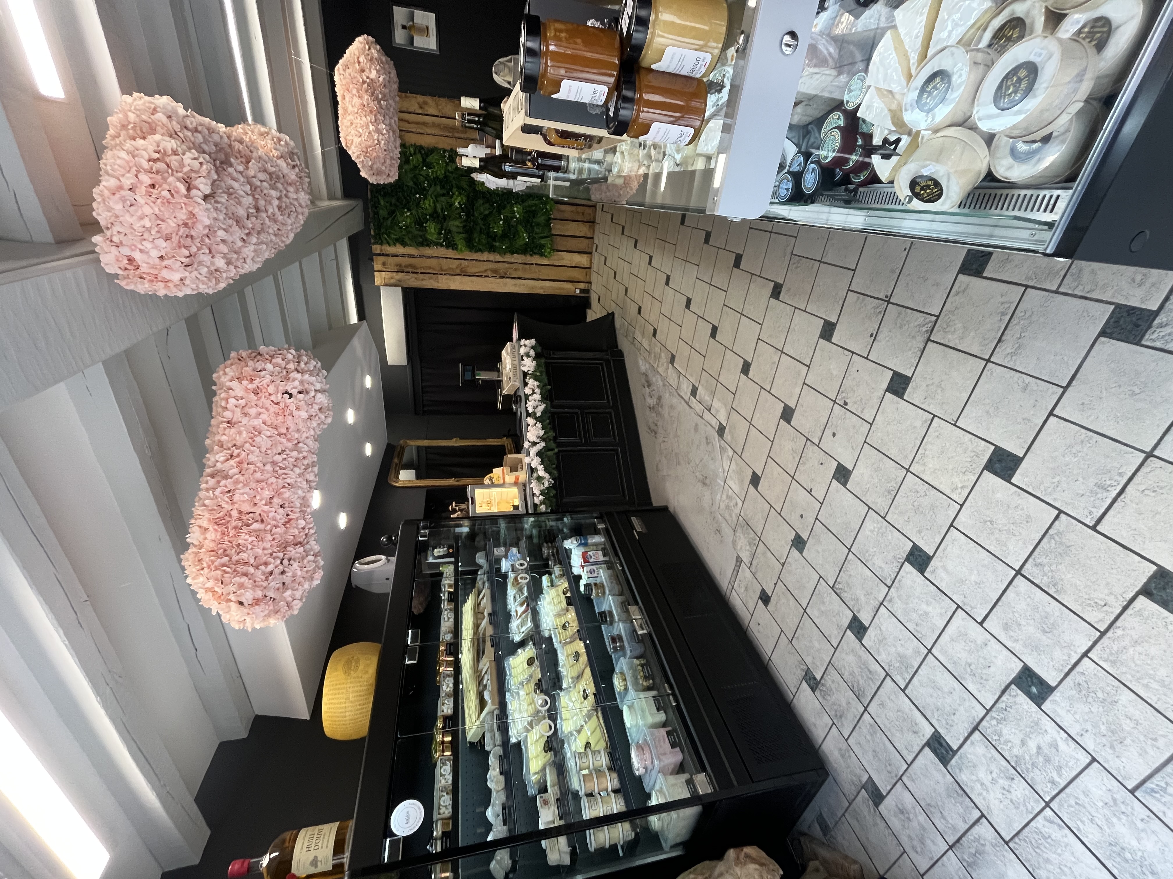 🧀 À vendre – Fonds de commerce Fromagerie avec terrasse à développer

📍 Emplacement : centre-ville dynamique / quartier commerçant
💰 Prix de vente : 55 000 € (fonds de commerce)

⸻

Description :
Belle fromagerie tenue depuis 5 ans, bénéficiant d’une clientèle fidèle et d’une excellente réputation locale.
Le commerce dispose d’un espace de vente chaleureux et fonctionnel, avec tout le matériel nécessaire à l’activité (vitrines réfrigérées, arrière boutique, caisse, présentoirs, etc.).

Une terrasse attenante permet le développement d’une activité de restauration légère ou formule dégustation, déjà amorcée et très appréciée.
Possibilité d’élargir l’offre ( vins, planches, etc.) pour booster le chiffre d’affaires.

⸻

Atouts :
	•	Activité clé en main – aucun travaux à prévoir
	•	Clientèle locale + touristique
	•	Emplacement de choix avec flux piéton régulier
	•	Fort potentiel de développement sur la partie terrasse / petite restauration

⸻

Prix de vente : 55 000 € (hors stock)
Accompagnement possible à la reprise.

📞 Contactez-nous pour organiser une visite. Aucune information par téléphone uniquement sur rendez-vous.