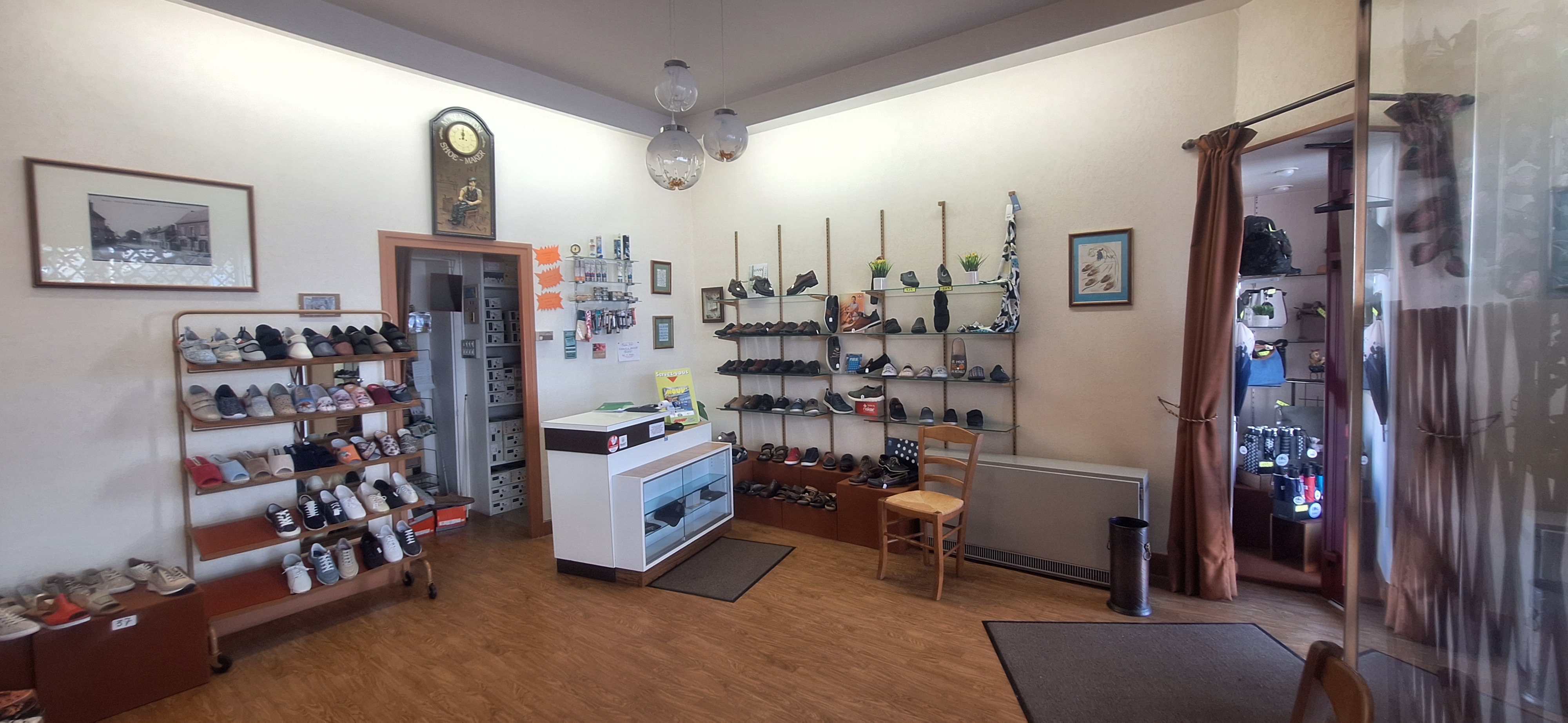 A REPRENDRE – Commerce de chaussures Homme & Femme (départ à la retraite)

Situé sur un axe très fréquenté, au sein d’un quartier commerçant, avec stationnement gratuit à proximité, ce commerce de chaussures pour hommes et femmes bénéficie d’une excellente notoriété locale.

Exploité depuis plus de 35 ans, il dispose d’une clientèle fidèle et régulière.

La boutique développe une surface totale d’environ 140 m², comprenant :
– un espace de vente d’environ 25 m²,
– un important espace de stockage d’environ 115 m² réparti sur deux niveaux,
– une cuisine, des WC, une cave ainsi qu’une cour.

Le magasin est accessible aux personnes à mobilité réduite (PMR).
L’activité est actuellement exercée 5 jours sur 7, laissant un potentiel de développement.

Loyer mensuel : 540 € HT.
Un stock de collections récentes pourra être négocié en complément.

💰 Prix du fonds de commerce : 40 000 € HT.
Affaire saine et reconnue, idéale pour une reprise en continuité ou pour un porteur de projet souhaitant s’installer dans un commerce de proximité.