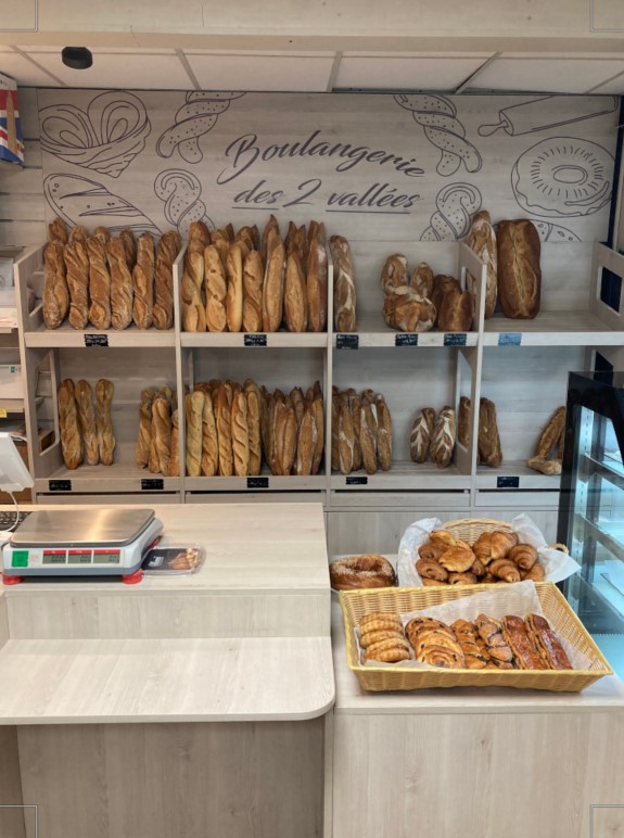 À reprendre, une boulangerie-pâtisserie avec une activité complémentaire d’épicerie d’appoint, à 10 minutes de Mende (Préfecture de la Lozère).
Très bon emplacement et accessibilité pour le magasin situé au croisement de routes empruntées quotidiennement par les habitants de cette vallée et passage touristique en été. Grand parking gratuit pour le pôle de commerces et de services. Clientèle de particuliers, essentiellement.

Le magasin de 30 m², refait à neuf en 2023, est attentant au fournil de production. Le labo pâtisserie de 20 m² et le fournil de 70 m² offrent des espaces de travail spacieux (le tout de plain-pied). Les locaux sont aux normes et équipés. L’entreprise dispose de l’essentiel du matériel d’exploitation : fours, pétrin, laminoir, façonneuse… 
L’activité de boulangerie est complétée par une activité d’épicerie (sans enseigne) ainsi que par un service de vente de gaz. Depuis deux ans, elle fait également office de bureau de poste et de point relais PickUp. L’entreprise peut encore être développée.

Bail commercial  : 750 € HT /mois
Vente du fonds de commerce : 90 000 € négociable