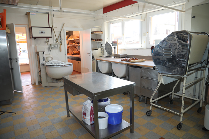 Vends boulangerie pâtisserie centre Marckolsheim, laboratoire spacieux et lumineux, deuxième point de vente à 6 kilomètres. 

Activité : Boulangerie, pâtisserie, sandwicherie, ouverture du lundi au samedi de 4h30 à 12h15, dépôt ouvert du lundi au jeudi de 6h à 9h30 vendredi et samedi de 6H00 à 10h00, fermé le dimanche.   

Effectifs : le dirigeant et son épouse ainsi que 4 salariés

- 1 vendeuse à 35h par semaine
- 1 vendeuse à 22h semaine 
- 1 employée polyvalente 35h par semaine
- 1 boulanger titulaire du CAP

Secteur : Marckolsheim centre-ville 

Locaux et équipements : Boutique de 20m2, laboratoire de 80m2, cave et cour. Deuxième point de vente de 60m2 et réserve, loyer de 1000€ HT pour les deux. 

Four Bongard 8 bouches mixte électrique et gaz de 2002 

3 chambres de pousse, 2 chambres de pousse viennoiseries, armoire de congélation (4 portes dont une en surgélateur), diviseuse, façonneuse, pétrin, trancheuse, saladette, tour pâtissier, façonneuse

Vitrine positive, négative, climatisation dans les locaux de production

Véhicule utilitaire Berlingo 100 000 kilomètres 

Spécificités : deux points de vente, laboratoire spacieux, ouverture que le matin, 6 semaines de congés par an, fort potentiel de développement 

CA : 350k€

Prix  de vente : 155k€

Profil de repreneur recherché : Boulanger