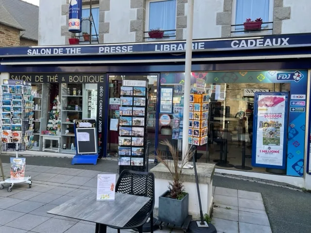 PRESSE - 58 000 € FAI - DEMARRAGE IMMEDIAT - APPARTEMENT DE FONCTION

Bénéficiant d'une situation idéale dans le bourg (emplacement 1), cette affaire attire une clientèle locale, de passage et touristique grâce à la proximité de la côte (5 kms).
Le marché se tient devant l'établissement tous les mercredis.

Le local commercial de 155m², est de plain pied, composé :
- une grande pièce commerciale avec plus de 220 titres de presse, coin librairie et un espace salon de thé.
- Une zone de stockage.
- Un WC.
- Un appartement de fonction sur deux niveaux (environ 150 à  200m²).
- Grande terrasse devant le commerce (faible redevance).

Une cave offre un grande zone de stockage supplémentaire et le stationnement y est facile dans la rue.

Quelques chiffres clés :

- Chiffre d'affaires 2025 : 92 108€ au bilan 2025 activité stable).
- EBE retraité 2025 : 40 000€ - Attente bilan 2025 pour confirmation
- Ressources humaines : Pas de salarié 

LES POINTS FORTS DE CE FONDS DE COMMERCE

- QUALITE D'IMPLANTATION DANS LA RUE : Local à forte visibilité sur une axe principale et fréquenté (avec grande terrasse).
- REPARTITION DES LOCAUX : visibilité accrue avec une grande surface vitrée.
- STATIONNEMENT CLIENTELE : parking de ville gratuit à proximité immédiate.
- ETAT DU MATERIEL : matériel et outillage en bon état - entretien régulier.
- LES PLUS : un logement de fonction (3 chambres, bureau, grande pièce de vie, 1 grande cuisine séparée,  1 salle d'eau et 2 wc séparés).

Pour finir, Matignon est une ville attractive disposant de toutes les commodités, idéale pour une nouvelle installation (école, commerces, proximité de la mer : 5 kms).

Prix de vente du fonds de commerce : 48 000 €
Frais d'agence charges acquéreur : 10 000€
Prix total : 58 000 €

loyer actuel : 980 € / mois