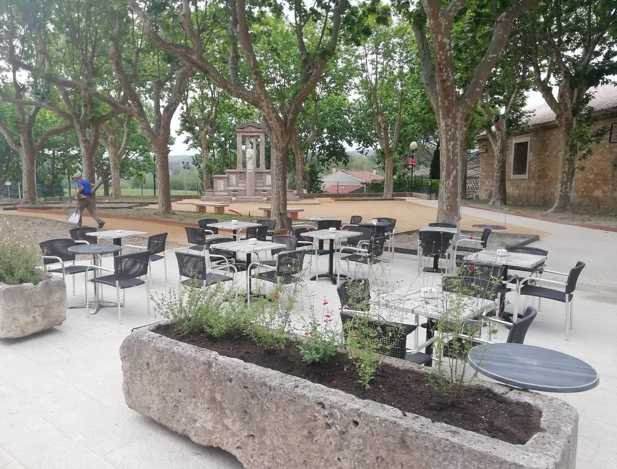 vends cause retraite, bar restaurant licence IV situé au coeur du village, sur la route touristique des corbières.
salle de restaurant 30 places + terrasse 40 places face au jardin public.

Equipement cuisine : bain marie, friteuse 2 bacs, piano 4 feux + four à gaz, plancha, petite friteuse (poisson) , robot multi fonctions, four électrique, micro ondes, lave vaisselle PRO, plonge et une chambre froide 5 M2.

Appartement au  dessus : grande pièce à vivre, 2 chambres, salle de bain avec WC + au 2ème étage une chambre et une réserve.
LOYER  : 1108 eu ros (impôt foncier inclus)