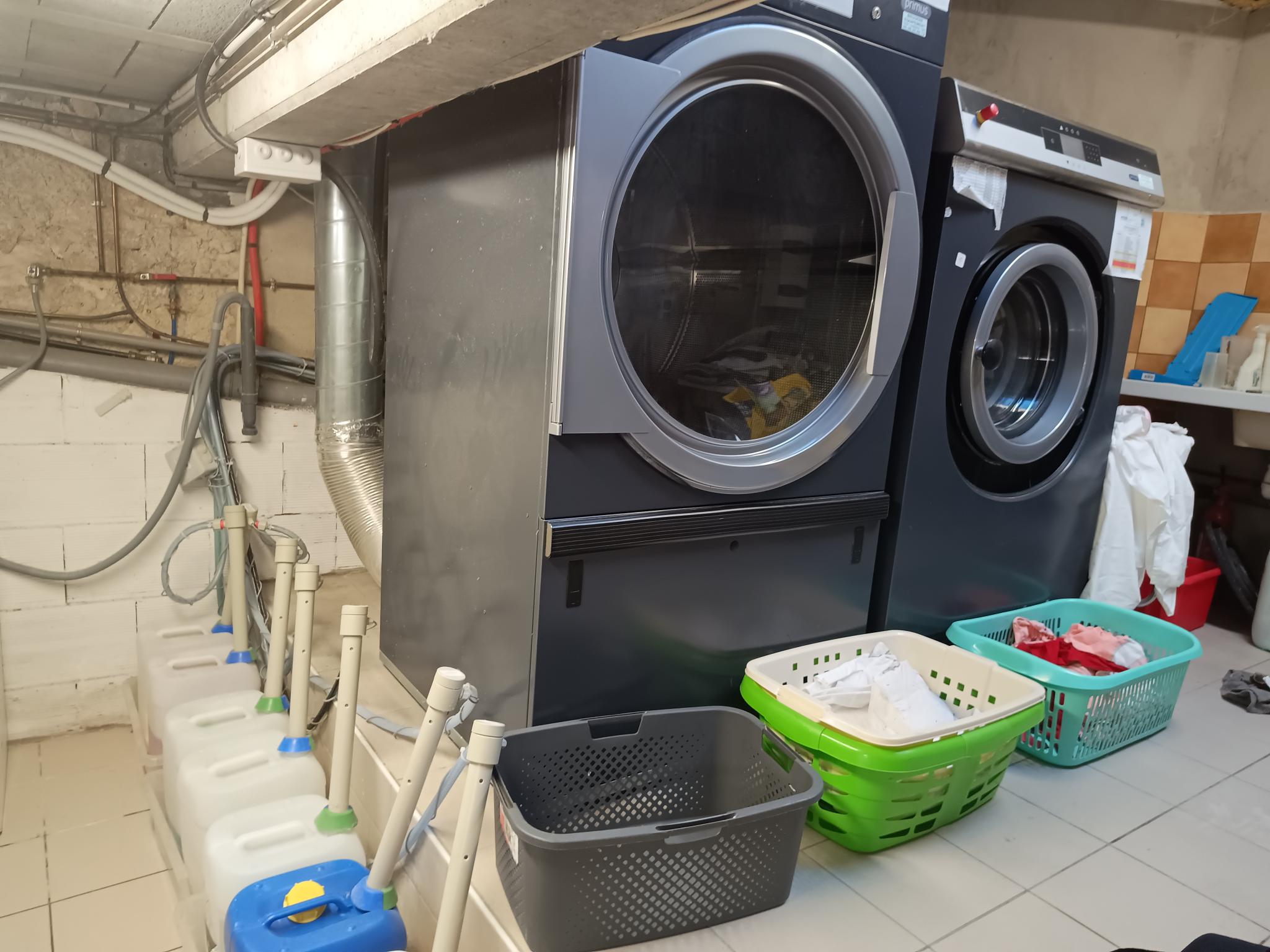 Cède un fonds de commerce de pressing, blanchisserie, vente de produits de mercerie et laine.
Situé dans une bastide médiévale au Nord-Ouest du département du Lot-et-Garonne, aux portes de Saint Emilion en Gironde, de Eymet en Dordogne, avec une clientèle sur environ 20 kms. Pas de concurrence sur le secteur. Clientèle fidélisée et variée composée essentiellement de propriétaires de gites, de particuliers.
Bonne notoriété liée à la qualité des prestations et à un bon relationnel. 
L’affaire fonctionne avec uniquement la dirigeante.
Local boutique lumineux d’environ 35 m², une zone technique de plus de 70 m2 avec matériel et équipements complets et entretenus (1 machine à laver de 18 kg, un machine sèche-linge de 24 kg, une table à repasser, une table à détacher et une emballeuse murale, 1 emballeuse à main). 
Une réserve de 10 m2 et une salle de repos de 20 m2. Loyer annuel de 6000 €
Ouvert du jeudi au samedi, travail hors ouverture les mardi et mercredi matin. 
Possibilité de développement de l’activité en augmentant l’ouverture public notamment pour la partie vente laine, mercerie, la possibilité d’inclure un espace retrait colis. Chiffre d’affaires constant à plus de70 k€
Prix du fonds : 60 k€
L’affaire est disponible immédiatement. 
Possibilité d’être accompagné par un conseiller de la Chambre de Métiers et de l’Artisanat du Lotet-Garonne