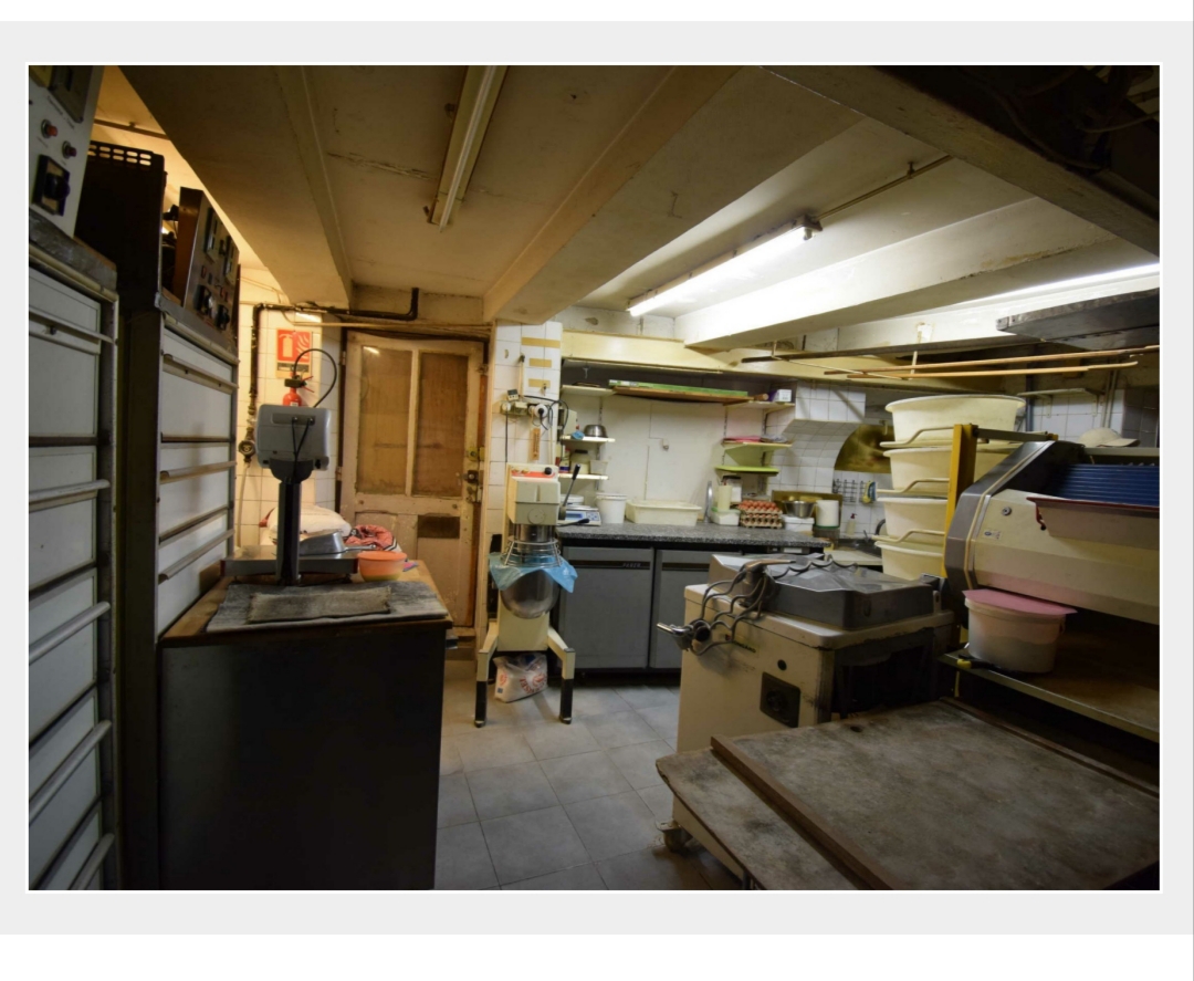 �
� 🏠 PROJET BOULANGERIE – 2 OPTIONS – VÉRITABLE OPPORTUNITÉ. 
�  CA : 75 000 euros 
� Suze-la-Rousse – Drôme provençale 

� LE PROJET 
Boulangerie existante avec clientèle locale, proposée dans le cadre d’un départ à la retraite. 

� Activité aujourd’hui exploitée sur des horaires limitées (uniquement le matin), ce qui explique un chiffre d’affaires en dessous de son potentiel. 

� Affaire sous-exploitée, avec développement immédiat possible : 
élargissement des horaires/ cuisson toute la journée. 
snacking / produits complémentaires. 
meilleure organisation 

� 2 OPTIONS D’ACHAT 

� Option 1 – Fonds de commerce : 15 000 € 

� Installation avec logement inclus, via bail commercial 
� Idéal pour une première installation 
� Faible investissement de départ 

� Option 2 – Fonds + murs : 260 000 € 

� Ensemble complet (commerce + logement) 
� Surface d’environ 200 m² 
� Projet clé en main 

� LE POSITIONNEMENT 

� Ce n’est pas une affaire “faible” 
➡️ C’est une affaire sous-exploitée avec un fort potentiel 
� Historique de chiffre d’affaires plus élevé 
� Marge de progression évidente 

� PROFIL RECHERCHÉ 

� Acheteur avec : 
projet concret (installation ou reconversion sérieuse) 
apport personnel (50 000 euros environ) 
volonté de développer l’activité 

� LES ATOUTS 

✔ Clientèle existante 
✔ Logement inclus 
✔ Faible prix d’entrée possible 
✔ Deux options d’acquisition 
✔ Potentiel immédiat 
✔ Secteur actif 

⚡ OPPORTUNITÉ 

� Idéal pour personne motivée souhaitant reprendre une activité existante et la 
développer rapidement. 
                                 ➡️ Projet sérieux uniquement