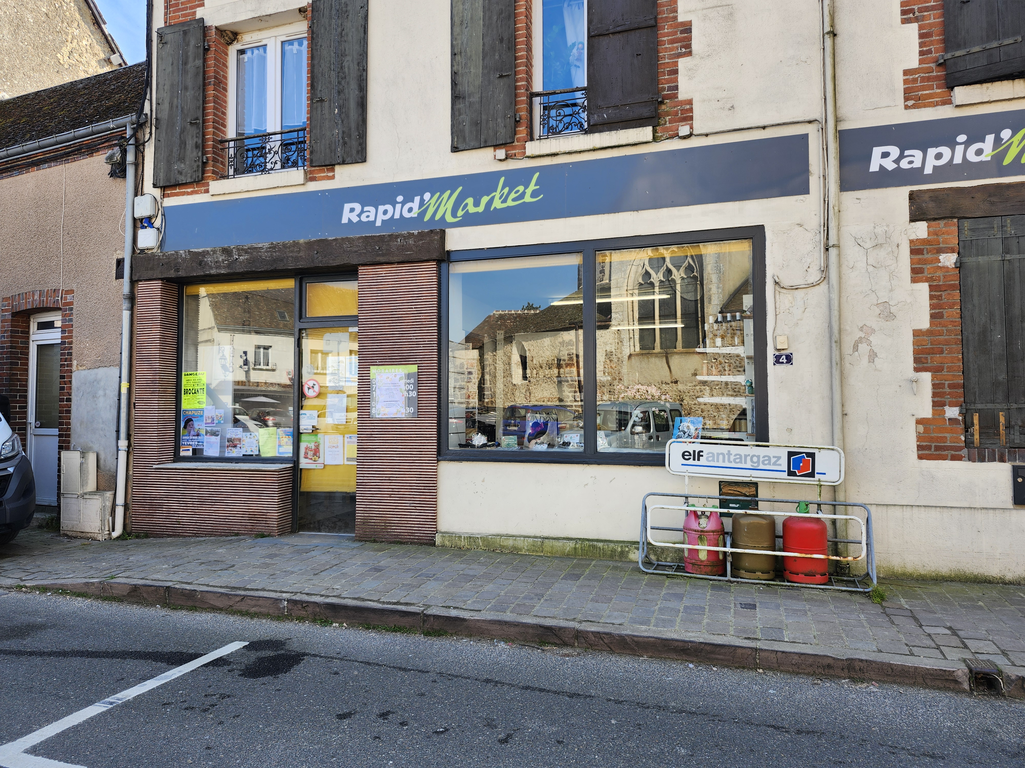 DANGEAU
Fond de commerce d'une superette dans village agréable
Dangeau village de caractère de 1200 habitants, vous serez entouré d'une boulangerie, d'un restaurant, d'une coiffeuse, d'un bar tabac, d'une agence postale communale et d'une école
Vente de produits locaux et circuits courts
Arrêt minute à la porte du magasin et parking de l'autre coté de la route, le magasin se trouve sur la place de l'église