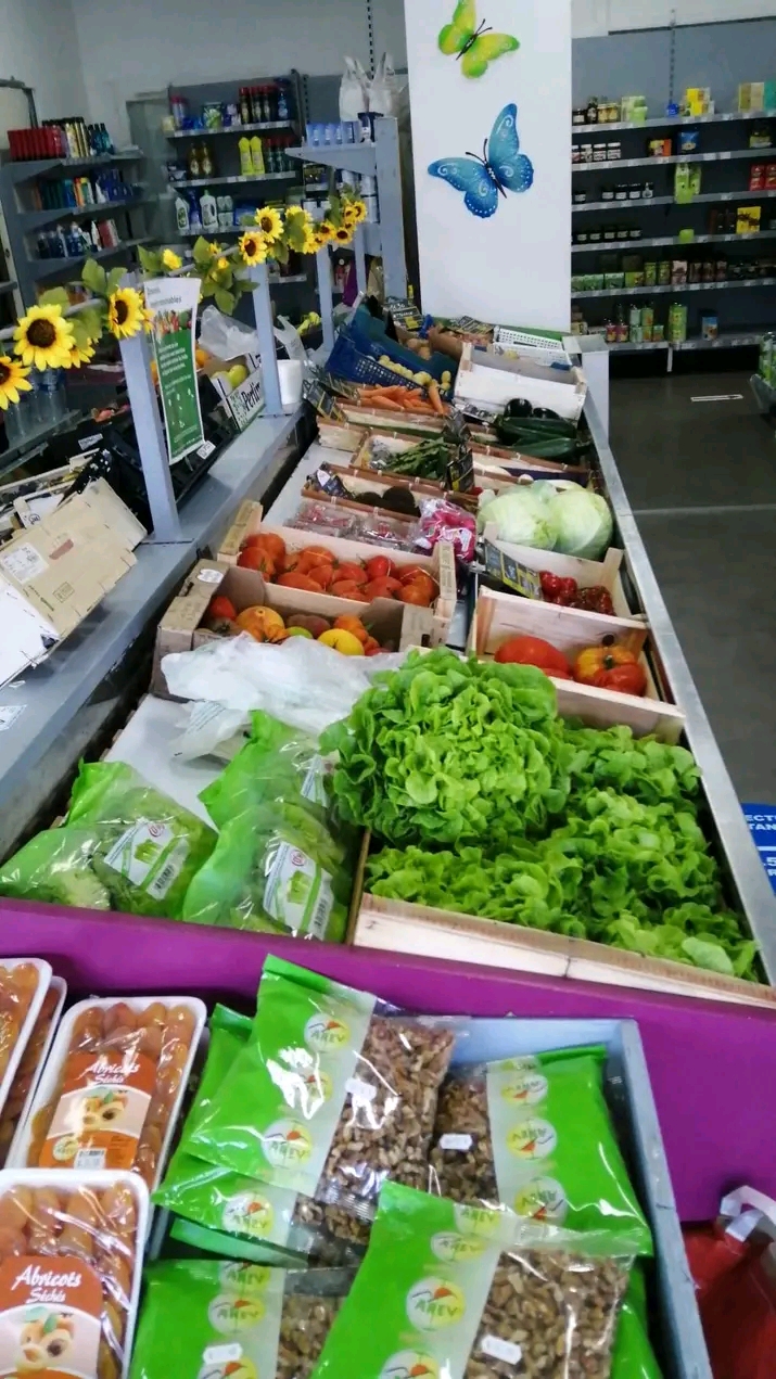 À VENDRE — Fonds de commerce épicerie de quartier (200 m²)
​Idéalement située au cœur d'un quartier dynamique et commerçant, à proximité immédiate d'une école, d'un bureau de tabac, d'une pharmacie et d'un parc public. Bel emplacement garantissant un passage  régulier et une clientèle fidèle.parking,garage et cave à titre.
​Les atouts du bien :
​Superficie : 200 m² d'espace de vente et de stockage.
​État : Travaux récents, aucun frais à prévoir pour le lancement.
​Équipement : Matériel fonctionnel et prêt à l'emploi (vitrines réfrigérées, rayonnages, caisse).
​Prix de cession : 50 000 €
​Pour plus de renseignements ou pour organiser une visite, contactez-moi par message privé ou par téléphone au 0699313438.