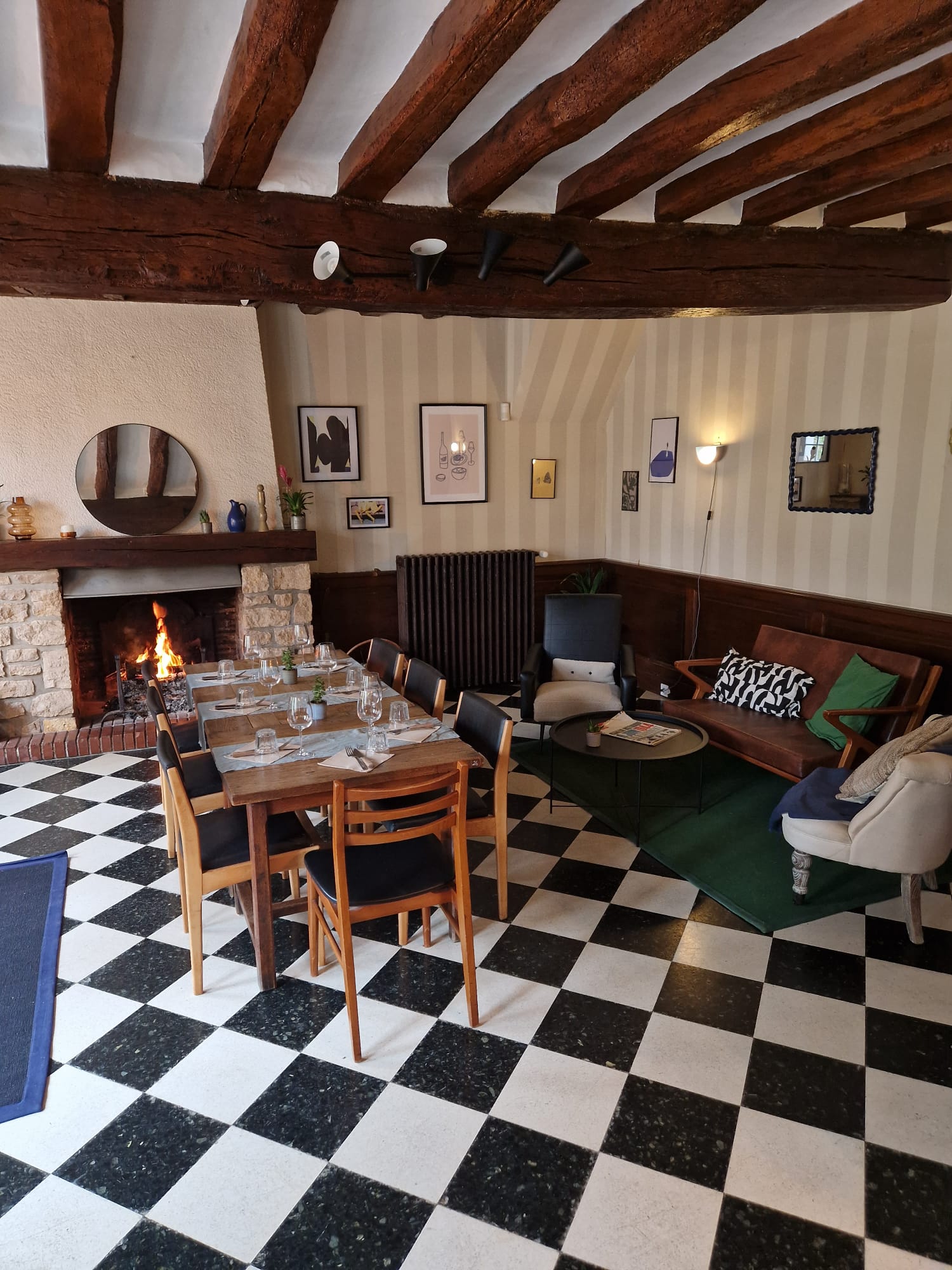 Nous proposons à la vente notre charmant hôtel restaurant, idéalement situé dans la Vallée de la Cisse à 15 minutes du centre ville de Blois.

Caractéristiques principales :
- Capacité d'accueil de 40 en intérieur, 50 en extérieur
- Salle agrémentée d'une cheminée très appréciée des clients en hiver
- Terrasse en bord de Cisse
- Cuisine spacieuse et entièrement équipée

Hôtel :
- 4 chambres spacieuses
- Salles de bain privatives
- Literie de qualité

Le lieu est apprécié par une clientèle locale, fidèle ainsi que par de nombreux touristes.

L'Hôtel du Pont est un lieu à fort potentiel prêt à vous accueillir dans des conditions optimales.
Le logement est possible sur place.

Offre non sérieuse et curieux s'abstenir.

Prix : 170 000€