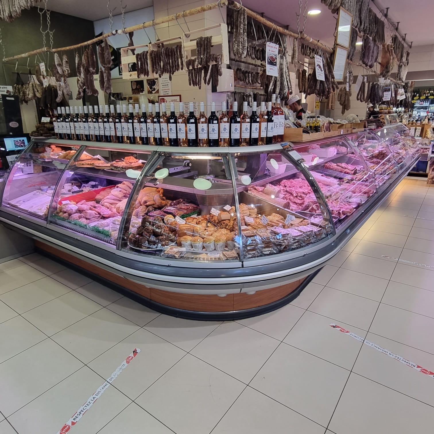 À VENDRE – BOUCHERIE EN CENTRE-VILLE DE CAHORS
Une belle affaire à reprendre – 40 ans d’existence et de savoir-faire !
Vous souhaitez vous installer à votre compte et reprendre un commerce de proximité reconnu ? Saisissez cette belle opportunité au cœur de Cahors, ville touristique et dynamique du Lot.

📍 Emplacement privilégié en centre-ville, au cœur de la vie commerçante et à proximité des marchés traditionnels du mercredi et du samedi matin, qui contribuent à l’attractivité de la ville.
Les atouts de cette affaire :
•	40 ans d’activité : une histoire, un savoir-faire et une expérience qui témoignent de la pérennité du commerce.
•	Affaire saine et en activité, offrant une belle opportunité de reprise.
•	Emplacement en centre-ville, au sein d’une ville touristique appréciée pour son patrimoine et sa qualité de vie.
•	Marchés deux fois par semaine, les mercredis et samedis matin, qui participent à l’animation et à l’attractivité du centre-ville.
•	Potentiel de développement pour un professionnel souhaitant poursuivre l’activité et lui donner un nouvel élan.
Une opportunité idéale pour un professionnel de la boucherie
Que vous soyez artisan boucher souhaitant vous installer, professionnel désireux de développer son activité ou repreneur à la recherche d’un commerce avec une longue histoire, cette boucherie représente une belle occasion de vous lancer dans un cadre attractif.

Une affaire avec 40 ans d’histoire, un emplacement de choix et un avenir à construire !