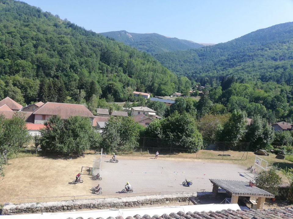 Description du bien :

Cet ensemble, toujours en activité, se compose d’une partie centre d’accueil/gîte de groupe pouvant accueillir jusqu’ à 56 personnes. Il se divise en 15 chambres allant de 2 à 6 lits.

Plusieurs espaces communs sont présents : 
- 2 salles d’activités
- un salon
- une grande terrasse
- un terrain multi-sports.

Une cuisine équipée est disponible pour pouvoir proposer une offre de restauration. Le terrain attenant fait environ 1,5 hectares. Une maison d’habitation privée sur 3 niveaux avec un bureau, un studio et 3 chambres séparées complète le bien. La superficie totale habitable est de 800m2.

Le centre de séjours possède l’agrément Jeunesse et sports et Education Nationale. Depuis 25ans, l’actuel gestionnaire a longtemps accueilli des groupes notamment : scolaires, colonies de vacances, évènements familiaux et groupes de randonneurs.

Surface du bien :

La superficie totale du gîte est de 800 m², sur un terrain de 15 000 m²

Localisation :

La situation géographique est idéale pour partir à la découverte du patrimoine historique du département avec notamment le célèbre château de Montéségur (6 kms), prochainement labélisé Grand Site de France et candidat UNESCO. 

Côté activités outdoor, la station de ski familiale des Monts d'Olmes est à 15kms : ski alpin, raquettes, luge, randonnées, VTT sont au programme.

Plusieurs sentiers de randonnées pourront être récupérés en partant du village dont le GR107. La base de loisirs de Montbel se trouve quant à elle à 25kms, idéale pour un rafraichissement en période de fortes chaleurs. Lavelanet, la ville la plus proche avec ses commerces et son offre culturelle est à 7kms. D'ici, la voie verte peut être aussi empruntée. 

Accessibilité en voiture : 

- Foix en 30 minutes 
- Carcassonne en 1H15 
- Toulouse en 1H20

Conditions d'acquisition : 

Prix de vente : 405 000 €

Caractéristiques / Atouts : 

- agrément Jeunesse et Sports et Education Nationale,
- belle capacité d'accueil,
- grand extérieur permettant de rajouter d'autres équipements sportifs ou de bien-être,
- possibilité de stationner en autocar,
- cédant disponible pour aider à la reprise,
- établissement toujours en activité,
- territoire dynamique (labélisation Grand Site de France et UNESCO à venir,
- modernisation de la station de ski des Monts d'Olmes,
- proximité de Toulouse et de Carcassonne,
- grande cuisine permettant de recréer une offre de restauration.