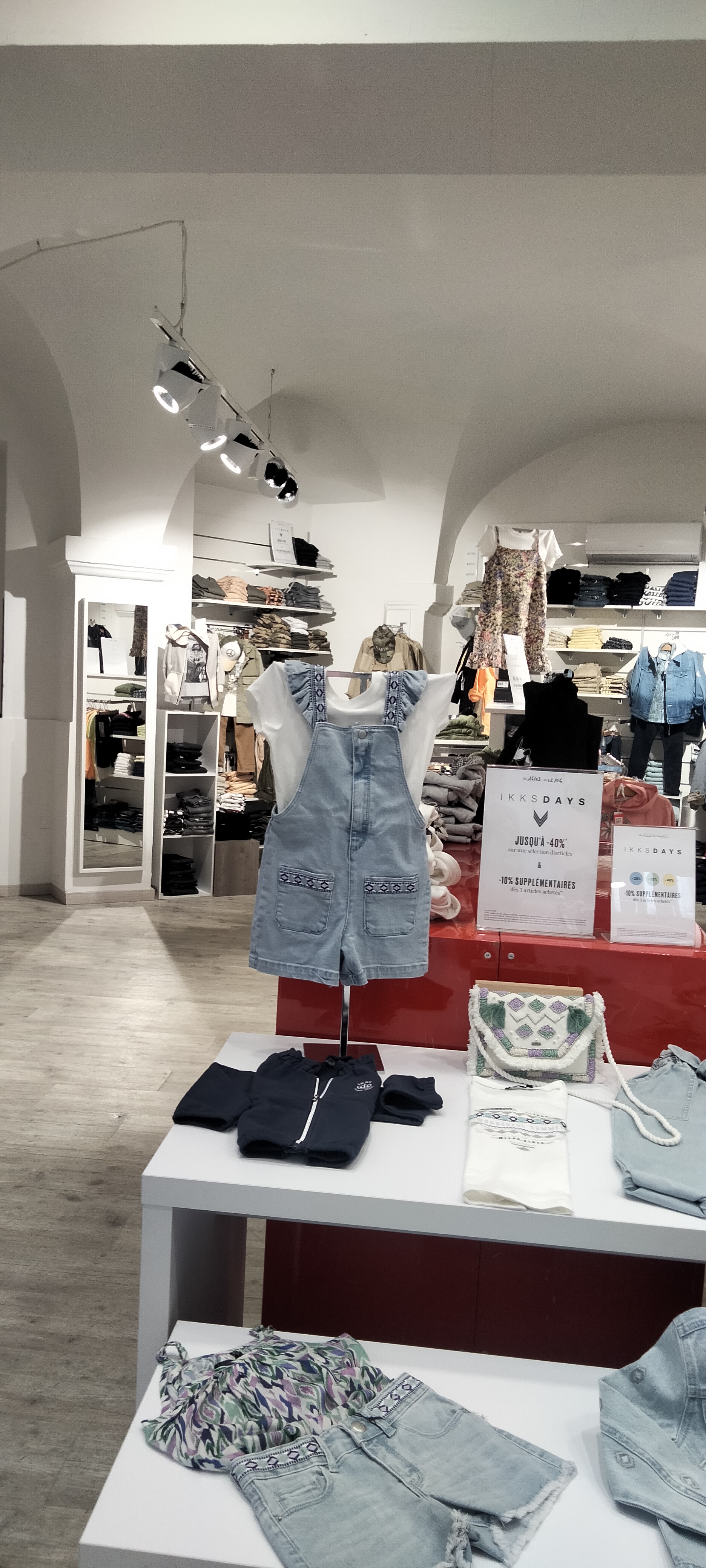 Issoire, Centre-Ville, fond de commerce à vendre : 50 000 €, au vue d’un départ à la retraite.
Loyer 1076,40 TTC.

L’enseigne KIDZ propose des vêtements et accessoires pour enfants de 0 à 18 ans.

Ce commerce bénéficie d’un emplacement idéal, situé entre le grand boulevard et la place principale (République), en coeur de ville historique.

Bel emplacement à proximité d’autres commerces : Bar l’Annexe - 8 M² Prêt à porter féminin - So Absolue Vêtements femmes - Niagara Vêtements femmes – P et p Cote Ville Vêtements hommes et décoration - Aux Ciseaux d’Elsa Coiffeur - Vanessa Lingerie - Curiosités Antiquaire - Au Bonheur du Chien Toilettage, 

De nombres animations sont organisées dans le centre ville tout au long de l'année : marché du samedi matin,  soirées des Vendred’issoire, la Journée Nationale du Commerce de Proximité etc.

Surface de vente : 80 m² , réserve de 20 m².