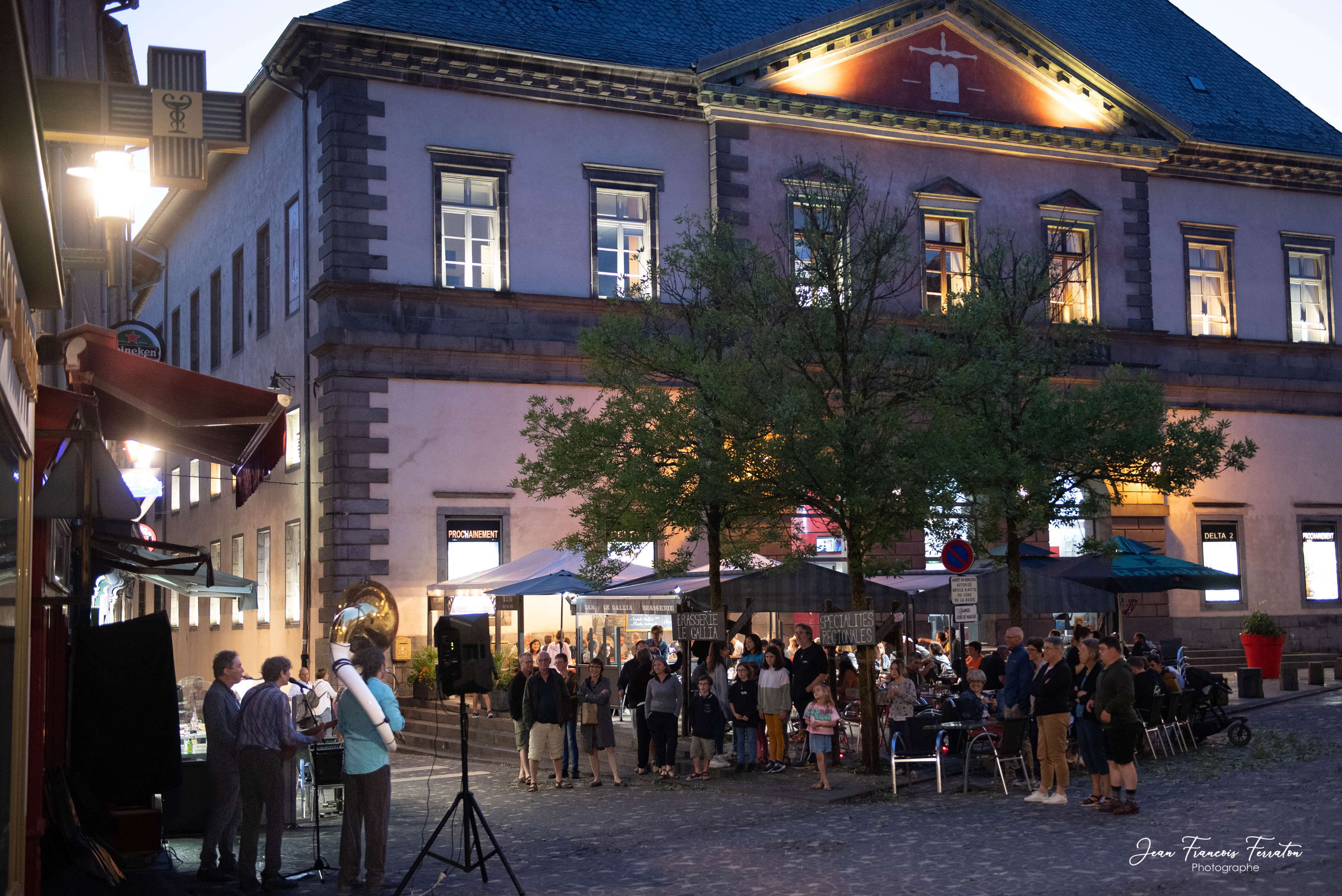 À VENDRE – BUREAU DE TABAC / FDJ / PMU / BAR – SAINT FLOUR ( CANTAL)
Situé dans une commune dynamique et touristique à Saint Flour dans le département du Cantal, ce bureau de tabac multi-activités bénéficie d’un emplacement stratégique offrant une excellente visibilité ainsi qu’un flux régulier de clientèle locale et de passage.
L’établissement développe les activités suivantes :
• Bureau de tabac
• Jeux Française des Jeux (FDJ)
• Paris hippiques PMU
• Bar
• Brasserie en période estivale avec service en terrasse ( de fin juin à mis septembre)
Points forts :
• Clientèle fidèle et touristique en saison
• Terrasse exploitée l’été pour l’activité brasserie
• Bonne rentabilité avec plusieurs sources de revenus
• Activité idéale pour un couple ou dans le cadre d’une reconversion professionnelle
• Fort potentiel de développement : soirées à thème, ouverture tardive le week-end, extension de la période d’exploitation de la brasserie, développement du rayon vapotage, etc.
Locaux :
• Salle de bar
• Espace tabac / FDJ / PMU
• Cuisine équipée pour l’activité brasserie
• Terrasse extérieure ( 2 terrasses)
• Réserves et équipements professionnels
Chiffre d’affaires :
• Chiffre d’affaires 2025 : 410 000€ HT
• Détails financiers et bilans disponibles sur demande après premier contact
Loyer :
• Loyer mensuel :1591€ HT ( possibilité d’achat des murs)
• Détails financiers et bilans disponibles sur demande après premier contact
Prix de vente :
• Prix du fonds de commerce : 225 000 €
• Possibilité d’accompagnement pour la reprise et la prise en main de l’activité.
Informations complémentaires :
Dossier complet disponible sur demande.
Pour plus d’informations ou organiser une visite, merci de nous contacter.