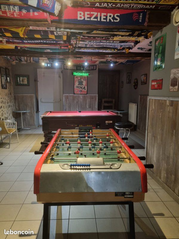 Emplacement n°1 – Place de la République, Quillan (11500)

Surface totale immeuble : 351 m² – 3 étages transformables en habitations

À céder, fonds de commerce du Bar Le Glacier, établissement emblématique et apprécié des Quillanais, ainsi que le bâtiment complet, idéalement situé sur la Place de la République, au cœur de la vie et des animations du village.

Le Glacier bénéficie d’un emplacement stratégique : grande terrasse ensoleillée, excellente visibilité, passage constant,m, évènements estivaux… Une adresse connue, fréquentée, et disposant d’un fort potentiel de développement.

⸻

🍹 1 — Fonds de commerce : Bar Le Glacier
110000 euros 

Composition :
• Salle de bar avec comptoir équipé
• Terrasse extérieure donnant directement sur la place
• Réserves / espace stockage
• Sanitaires
• Équipements et mobilier (inventaire détaillé fourni en visite)

Activité actuelle : bar/café, glaces, retransmissions sportives, soirées animées, ambiance conviviale.
Potentiel supplémentaire : petite restauration, concerts, événements, extension de la carte.

Points forts :
• Emplacement n°1 sur la place principale
• Forte notoriété locale
• Clientèle fidèle + flux touristique
• Terrasse très prisée
• Activité clé en main, immédiatement exploitable

⸻

🏠 2 — Immeuble complet en vente : 
110000 euros 
(indissociable ou possible de dissocier selon projet)

Surface totale : 351 m² – 3 niveaux
Les étages supérieurs sont entièrement aménageables en logements, bureaux ou projet touristique (appartements, chambres d’hôtes, coliving, etc.).
Idéal pour un investisseur ou un repreneur souhaitant développer une activité mixte commerce + habitation / location.

Composition :
• RDC : local commercial occupé par le bar
• 1er étage : plateau à rénover
• 2ᵉ étage : plateau à rénover
• Combles exploitables (selon projet)
• Accès indépendant possible à créer selon aménagement

Gros potentiel pour créer 2 à 4 appartements selon configuration et travaux.

⸻

📄 Modalités & Infos
• Type de vente : fonds de commerce + immeuble
• Chiffre d’affaires et bilans disponibles en rendez-vous
• Inventaire fourni sur demande
• Visites sérieuses uniquement
1 er contact par messagerie Leboncoin ou par SMS , notre activité nous empêchant parfois de répondre au téléphone, Merci