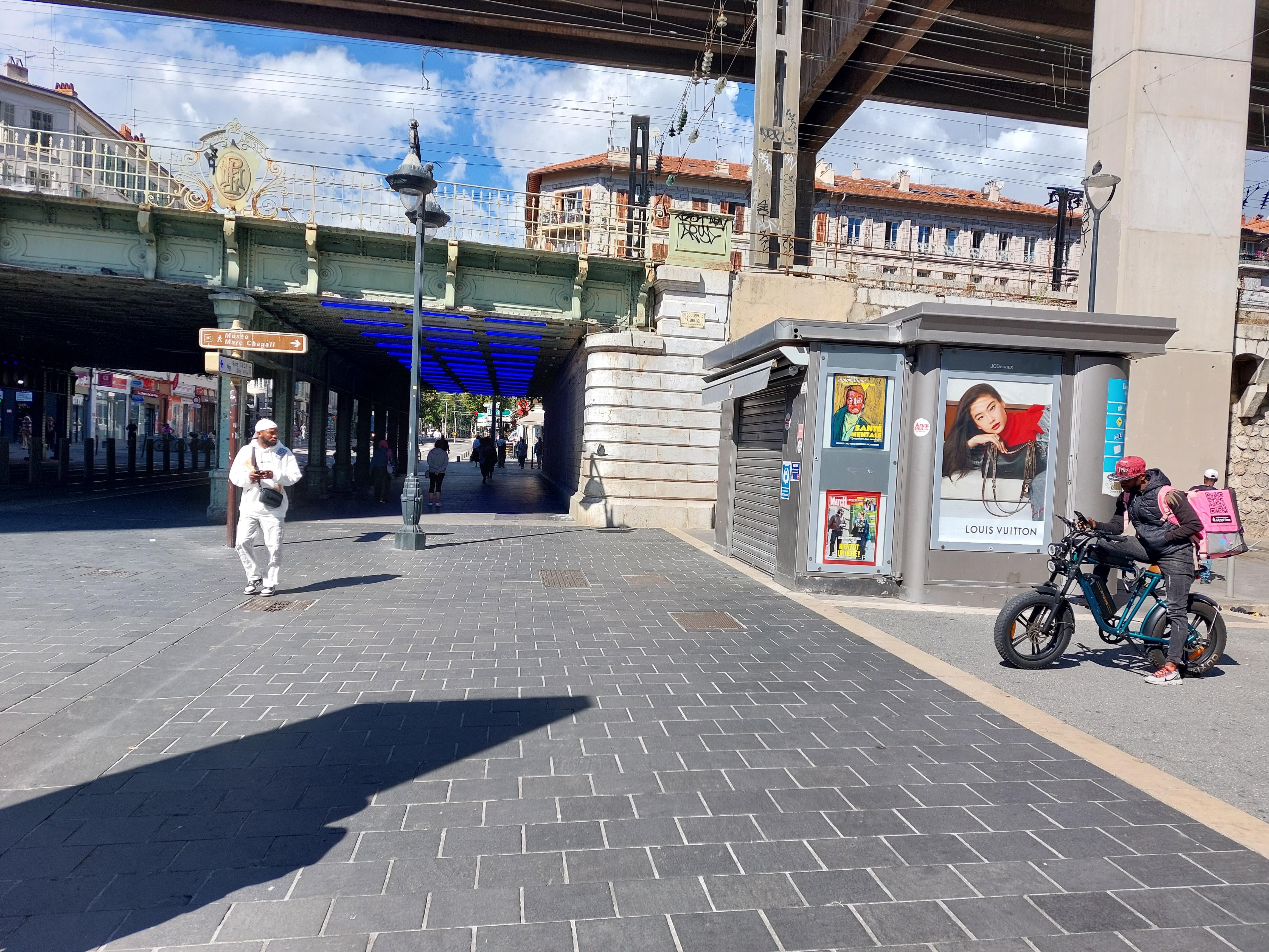 Commerçant en tant que travailleur indépendant donc non salarié (SAS, SASU, SARL, EURL, EI, micro-entreprise…), vous gérez un kiosque Boulevard Raimbaldi (angle Avenue Médecin) à NICE.
Le kiosque fait une superficie de 19m2 et il est positionné sur une zone passagère et à proximité du TRAM.

Deux dossiers administratifs sont  à préparer, un pour la partie “presse” (Dépôt de presse SEC) et un pour “la Française des Jeux/FDJ”; pour avoir les validations de ces 2 entités, prévoyez 2 mois minimum avant une ouverture (avec les jeux). Les formations sont également obligatoires.

Les activités (vos revenus proviendront des commissions de ces activités):

Presse nationale(23%) et régionale(14%)
Les jeux de la Française des jeux (FDJ): jeux de grattage, tirage (5%)
Les souvenirs, les cartes postales et cartes évènementielles
Les boissons, les glaces emballées, les confiseries, la bimbeloterie, la librairie

Les charges sont le loyer mensuel 300€ HT -Caution pour le kiosque: 1080€ ; caution restituée à la fin sauf anomalies constatées.
Electricité, routeur4G ou box internet
Caisse informatisée avec logiciel intégré de presse(Strator, Bimedia, JDC…): entre 80 et 120€/mois
Assurance
Contrat renouvelé tous les 2 ans jusqu'en 2032

Ouverture 6/7.
7h/7h30 –18 ou19h 
Vous vous adapterez au besoin de votre clientèle et de la fréquentation du quartier.

Vous disposerez de ce kiosque sans droit d’entrée, sans avoir à investir dans un pas de porte ou fonds de commerce. 

Je vous rencontrerai sur place pour vous présenter l'environnement et le kiosque.