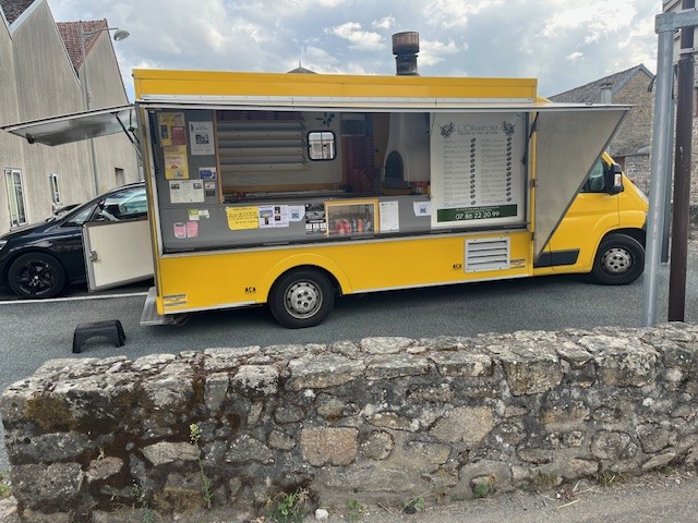 Une opportunité à saisir
Vous rêvez de vous lancer dans la restauration mobile avec un concept éprouvé et une clientèle fidèle ? Ce camion pizza au feu de bois est fait pour vous ! Situé dans un cadre naturel préservé, à proximité des axes routiers majeurs (RN 145 à 20 km), ce fonds de commerce est une opportunité unique pour reprendre une activité rentable et bien implantée.

🚚 Le camion : un outil prêt à l’emploi

Véhicule Fiat de 2011 (153 000 km), révisé régulièrement et entièrement équipé :
Four à pizza au bois
Frigo 3 portes et vitrine réfrigérée pour boissons
Saladette, placard de maintien au chaud et rangements pour vaisselle
Étagères et lave-main

Laboratoire installé au domicile, matériel à reprendre : allongeuse, pétrin, diviseuse, chambre froide (2m x 3m), tables et étagères inox.

📍 6 emplacements stratégiques
Le camion est positionné du mardi soir au dimanche matin et soir sur 6 communes dynamiques de l’Est Creuse : Gouzon, Ajain, Parsac, Ahun, Jarnages et Chénérailles.

Les atouts :
- Clientèle locale et de passage fidélisée
- Emplacements raccordés à l’électricité
- Environnement naturel et touristique attractif

-> Chiffres clés
Prix de vente du fonds et du matériel : 48 000 €
Chiffre d’affaires N-1 : 78 532 €
Activité stable et rentable, idéale pour un démarrage serein.

Les cédants proposent un accompagnement complet pour assurer une transition en douceur :
Formation à la maîtrise du four à bois
Transmission du savoir-faire et de l’expérience
Présentation au réseau de clients locaux.