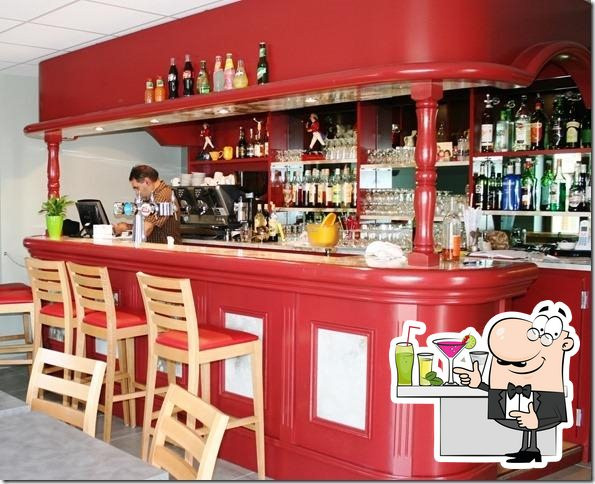 Bel établissement de bar restauration à reprendre dans un centre bourg idéalement placé avec terrasses et parking. Licence VI et murs appartiennent à la commune. Un logement à l'étage de 110M2 est également disponible. Tout est neuf, projet de rénovation porté par la collectivité en 2016. Le potentiel est présent. Affaire qui conviendrait à un couple de professionnels. Offre à effectuée au TC de Chalon sur Saône. S'adresser à madame le maire Jocelyne EUVRARD.