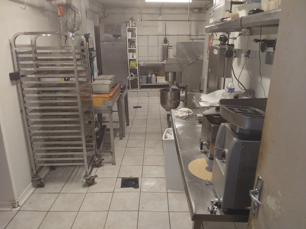 Boucherie Charcuterie Traiteur, 80% de charcuterie, plats cuisinés fabriqués maison.
Grand laboratoire de fabrication et de découpes, matériels ressent ou en cours de changement.
Possibilité de logement