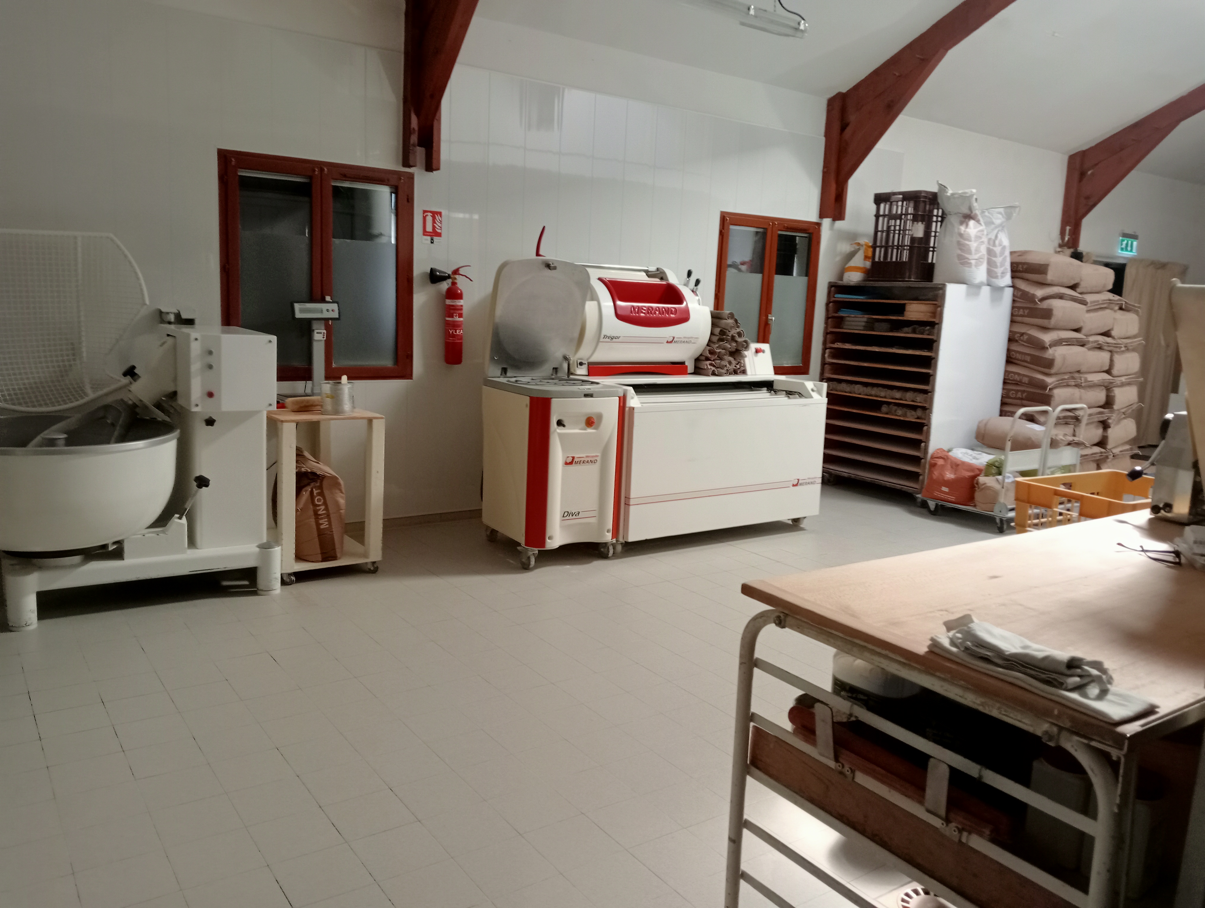 Vends boulangerie pâtisserie, située à Arleuf, coeur du Morvan, mur et fond, avec maison d'habitation de 133 m², garage de 53 m², partie professionnelle de 134 m², dépendance et sous sol, terrain arboré 2700 m². Grand parking sur axe principal Nevers Autun. Matériel très bon état, CA stable et en augmentation. Tenue par un couple depuis 16 ans + 1 vendeuse 26h/semaine qui effectue une tournée, camion inclus.

Vends fond 100 000€
Vends murs 135 000€
Le tout indissociable, prix ferme, curieux ou sans apport, s'abstenir. Premier contact par email, plus de photos et de renseignements sur demande sérieuse.
