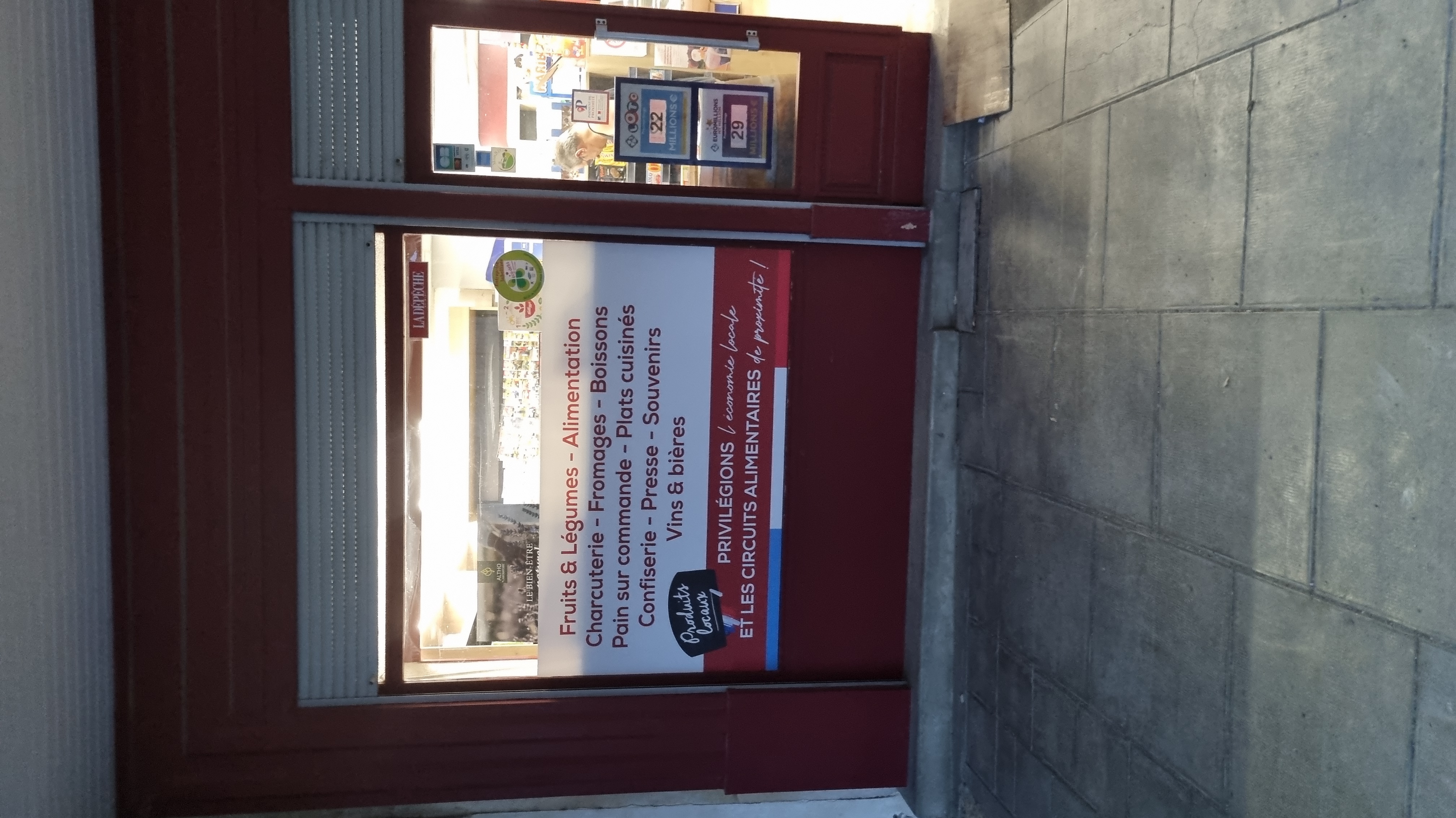 Epicerie  dans un beau  village  du gers .
Epicerie, tabac,presse, fdj,dépôt de pains,multiples  services.
(Colis,paiement  des impôts, ext)
Magasin  refait  en 2024 et alarme. 
Vente  pour un nouveau  projet.
Le prix  ne comprend  pas le stock.
Premier  contact  par SMS
Agence ou curieux  s abstenir  merci.